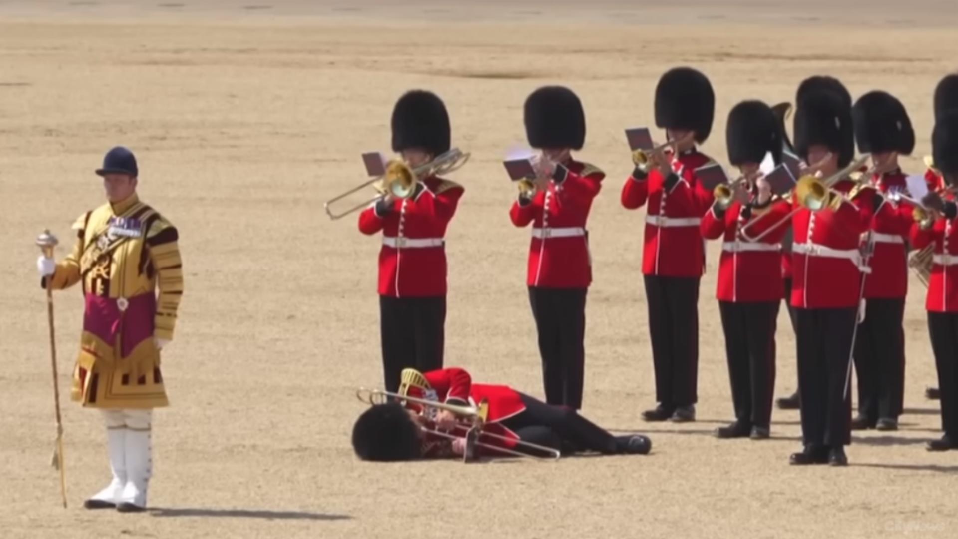 Situație halucinantă la Casa Regală. Un soldat leșină de căldură iar ceilalți nici nu se sinchisesc să îl ajute și continuă să cânte. VIDEO
