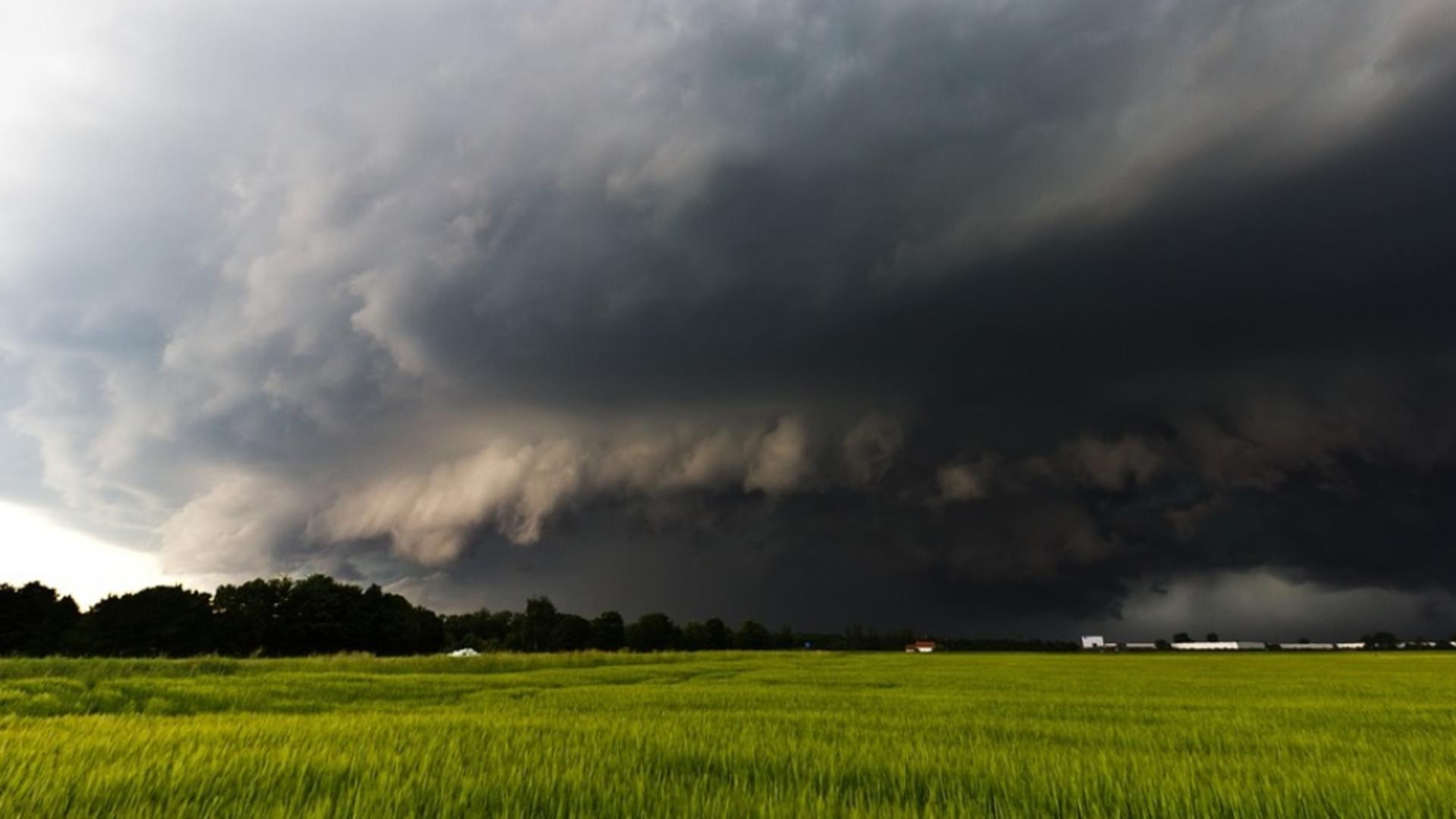 Alertă meteo: cod portocaliu de furtuni violente