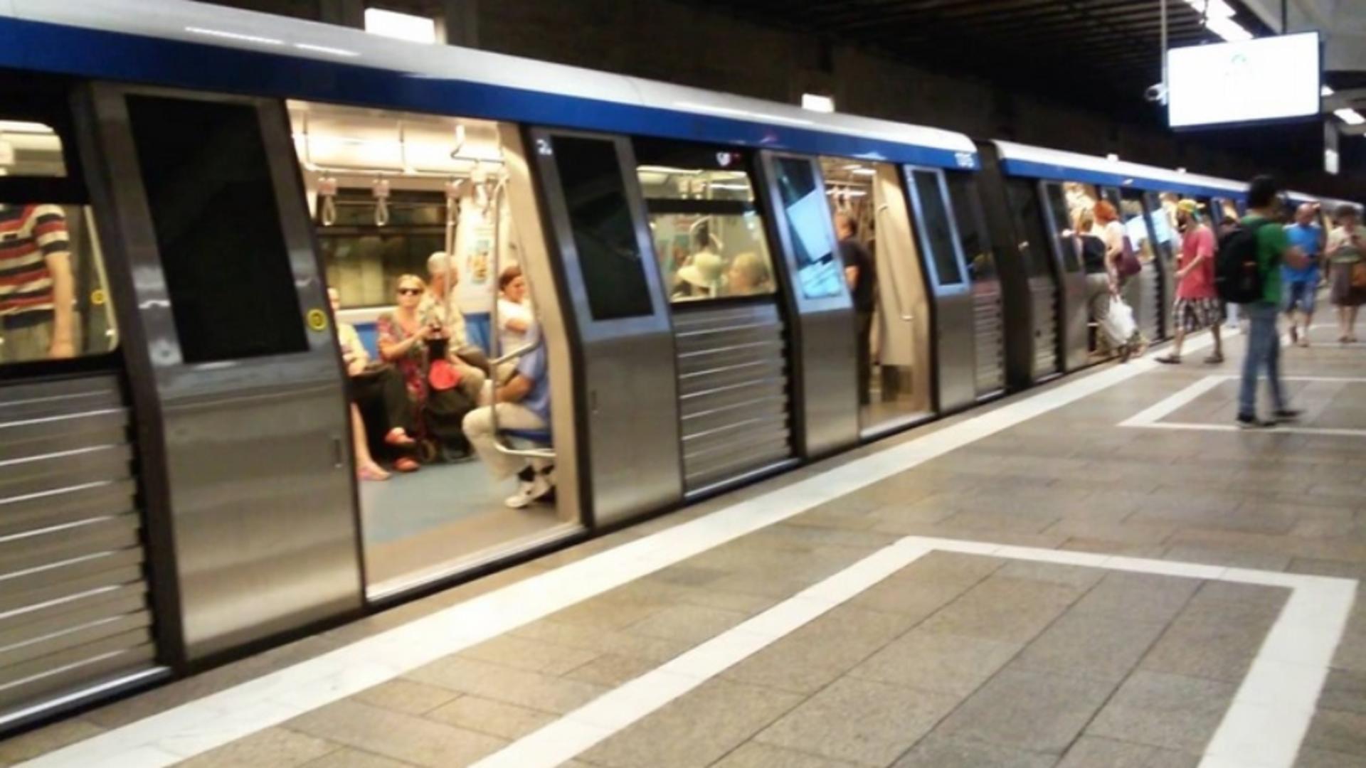 Incident la metrou! O femeie, transportată la spital, după ce a căzut pe șine, în stația Unirii