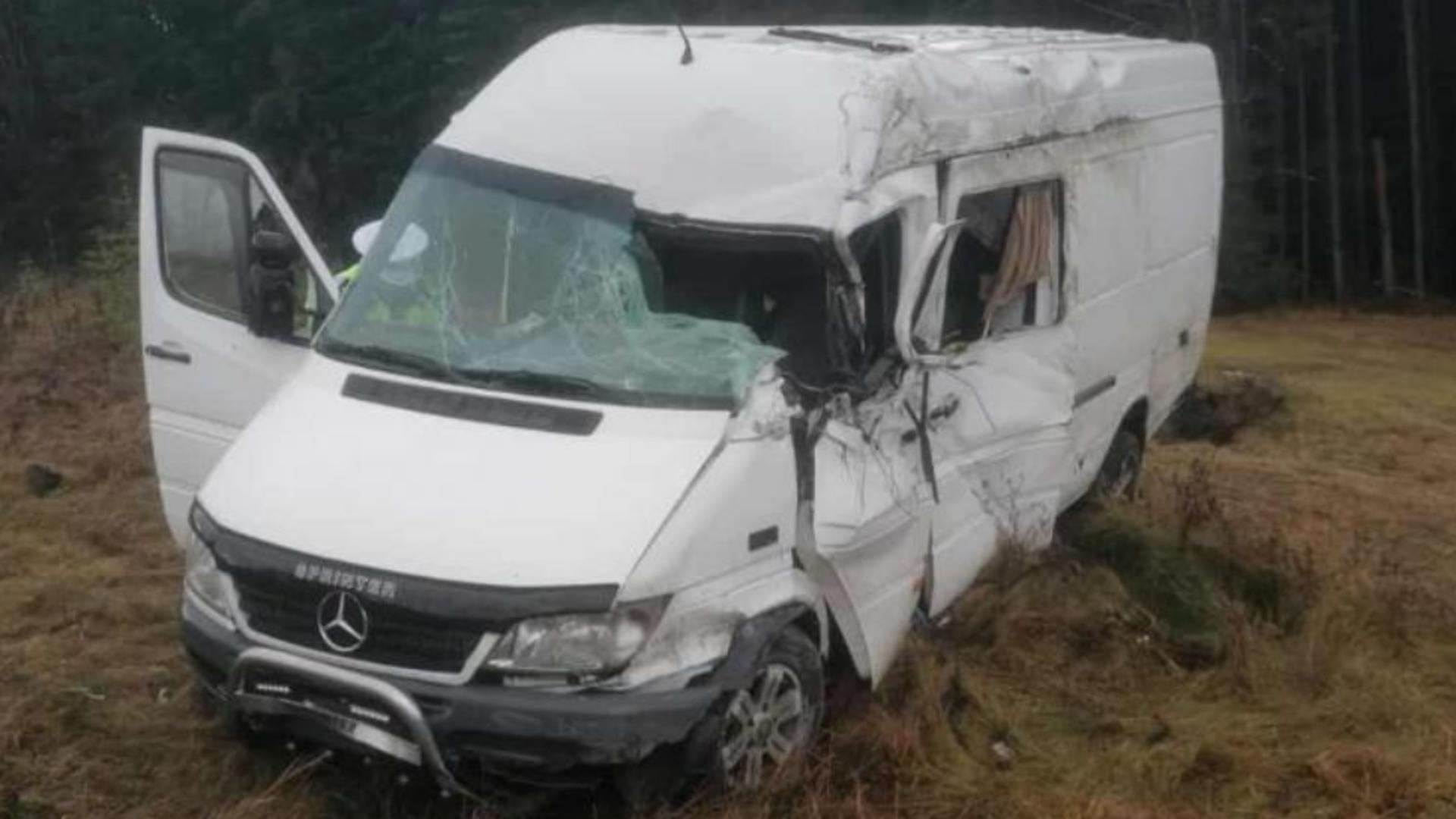 12 morți după un accident teribil între două microbuze care duceau oamenii la o nuntă