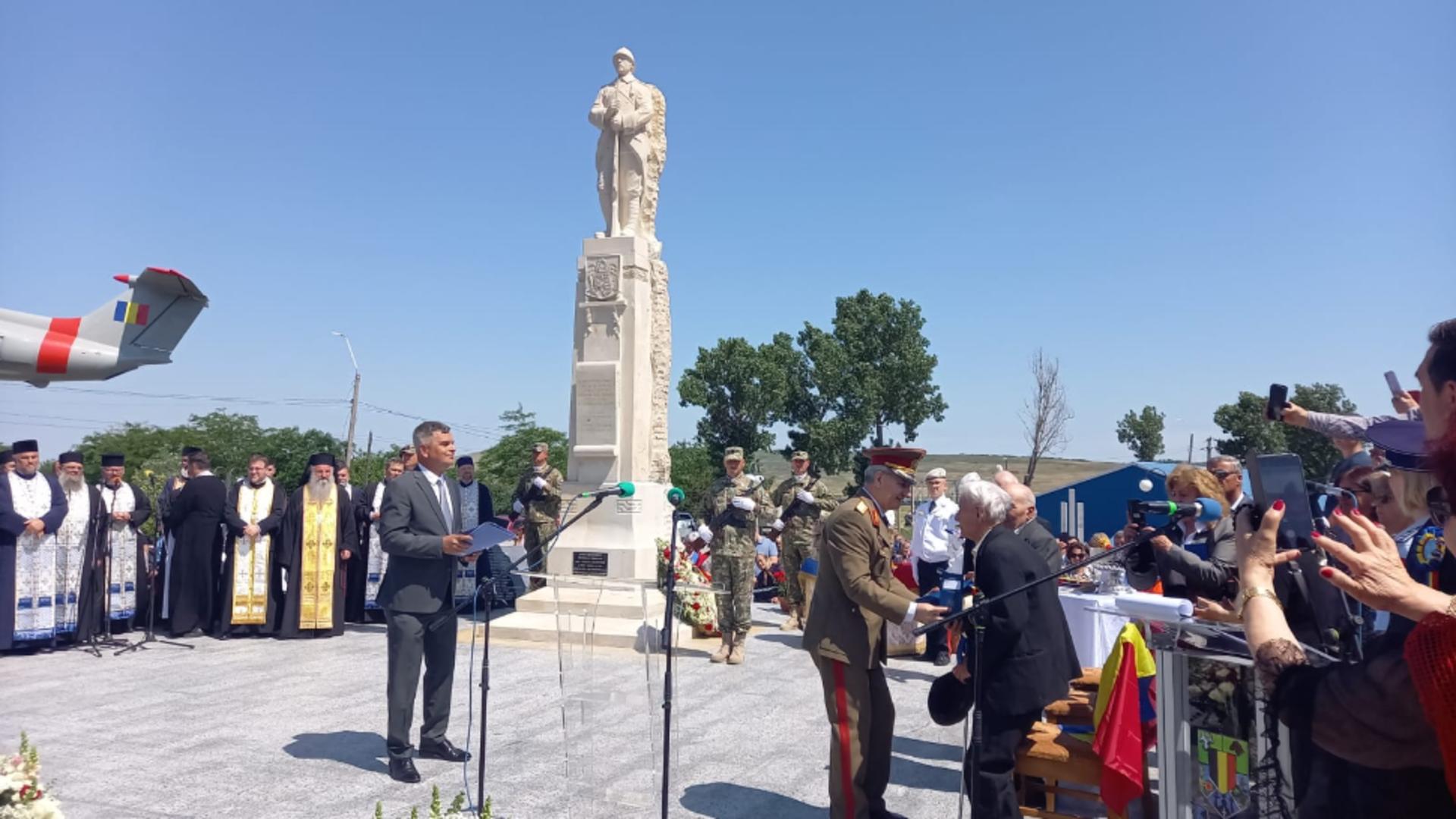 Momente emoționante în Hlipiceni. Monument dedicat eroilor din războaiele mondiale, dezvelit în ropote de aplauze - VIDEO  