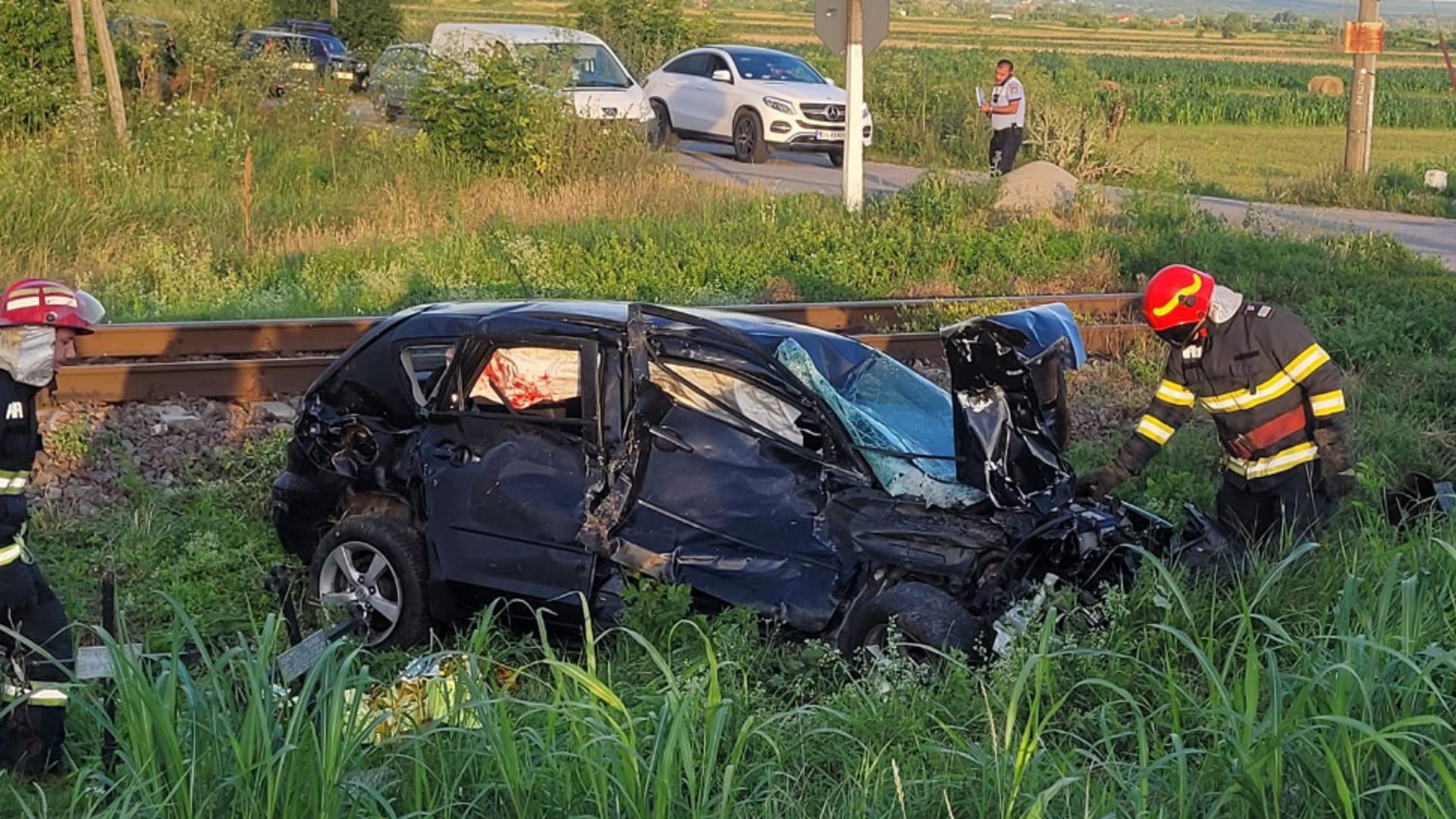 Mașină spulberată de tren, într-o localitate din Vâlcea. O persoană a decedat şi alte 4, între care 2 minori, au fost rănite FOTO