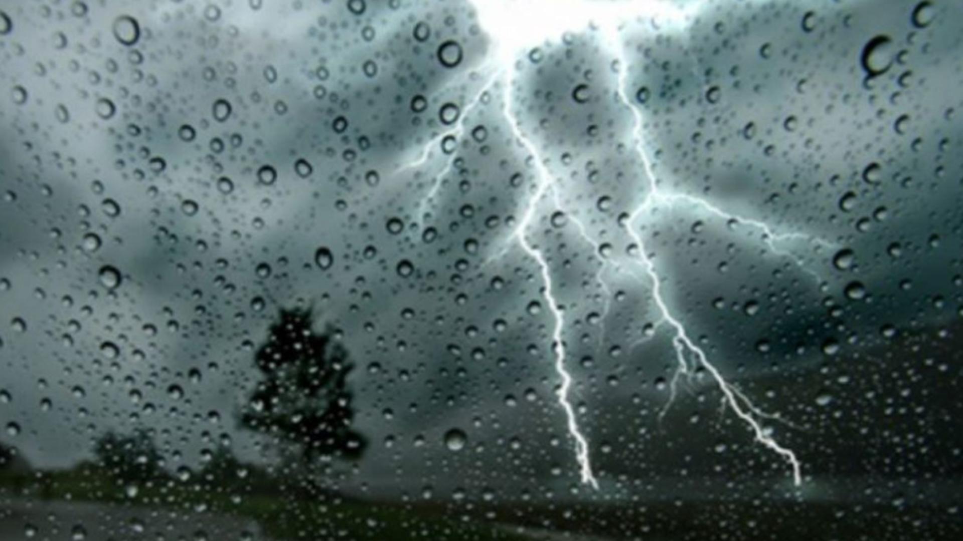 Alertă meteo - COD ROȘU de ploi puternice în mai multe județe! Cum arată HARTA României