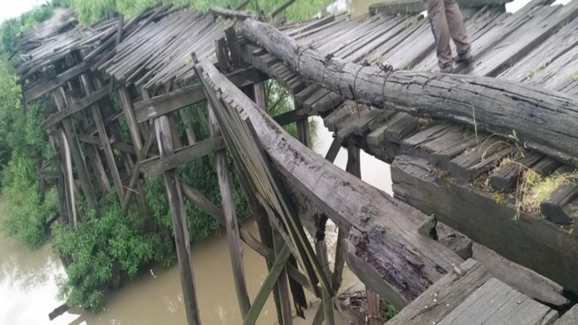 Autoritățile din Arad au dărâmat intenționat un pod grav avariat, pentru a preveni o nenorocire 