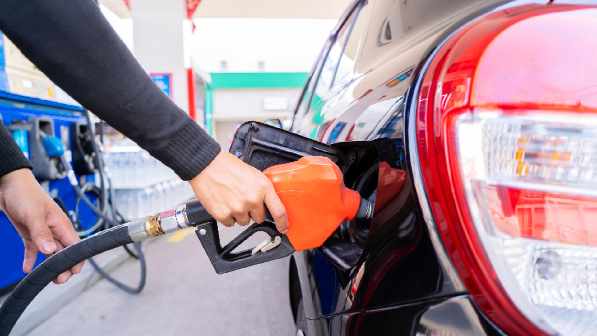 Accizele la carburanți se vor majora de la 1 ianuarie. Cu cât se scumpesc benzina și motorina