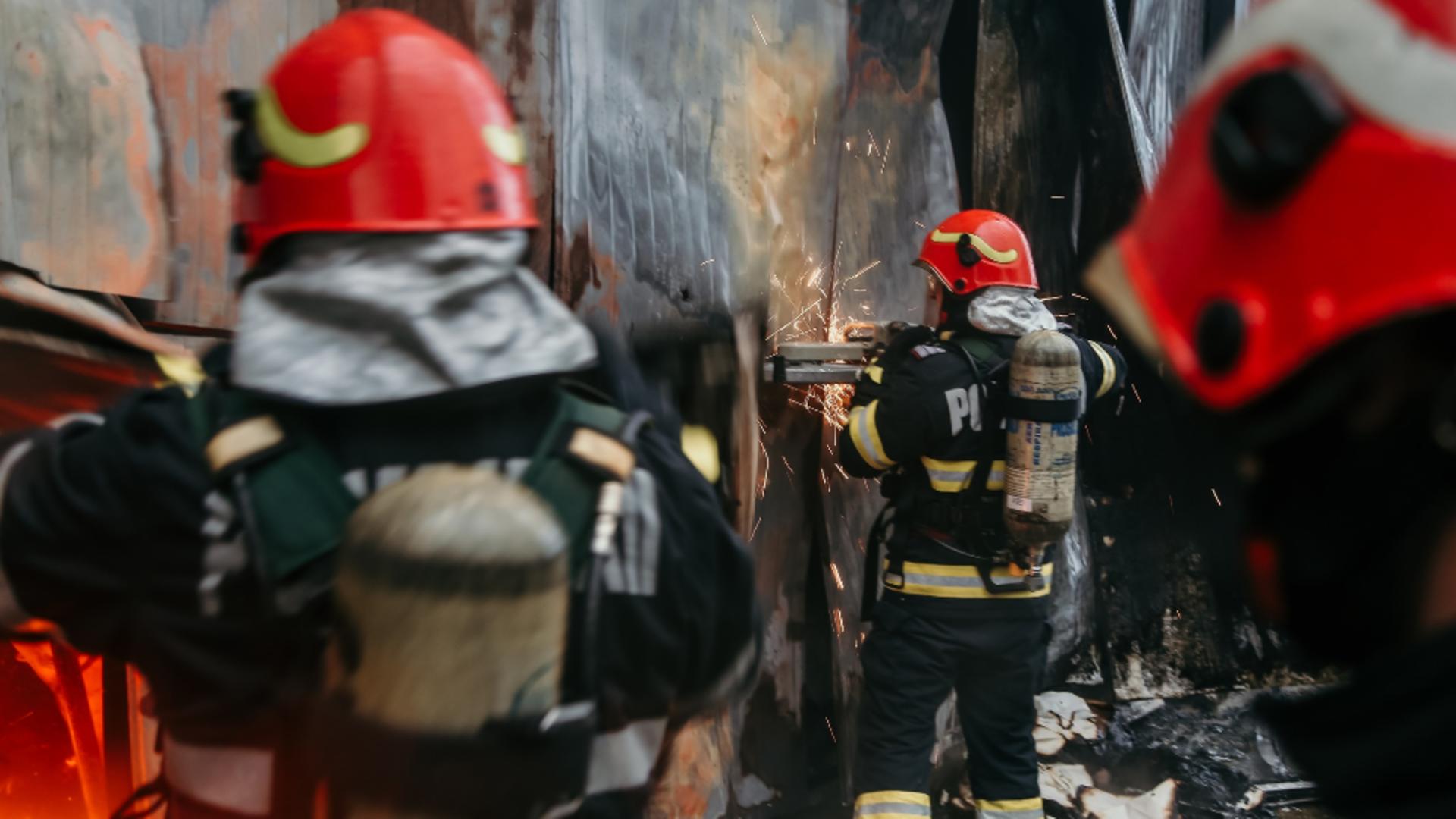 Incendiu puternic la mall-ul din Târgu Jiu. Oamenii au fost evacuați, pompierii se luptă din greu cu flăcările