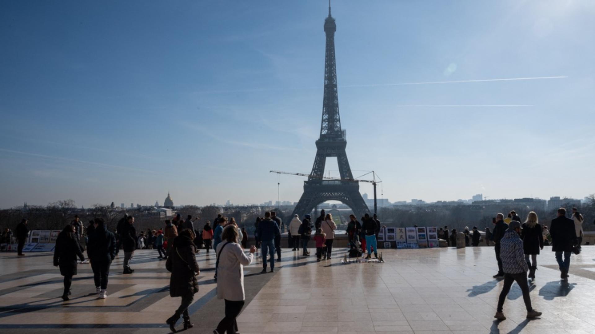 Turnul Eiffel, locul unde operau escrocii cu alba-neagra. Foto: Profimedia