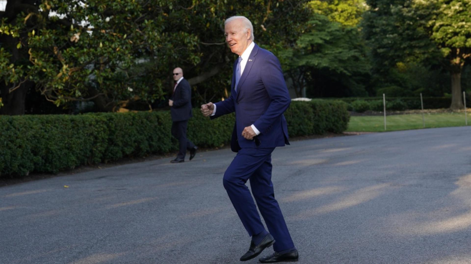 Joe Biden, la bustul gol, pe plajă. O imagine cu care americanii nu sunt prea obișnuiți și o critică FOTO