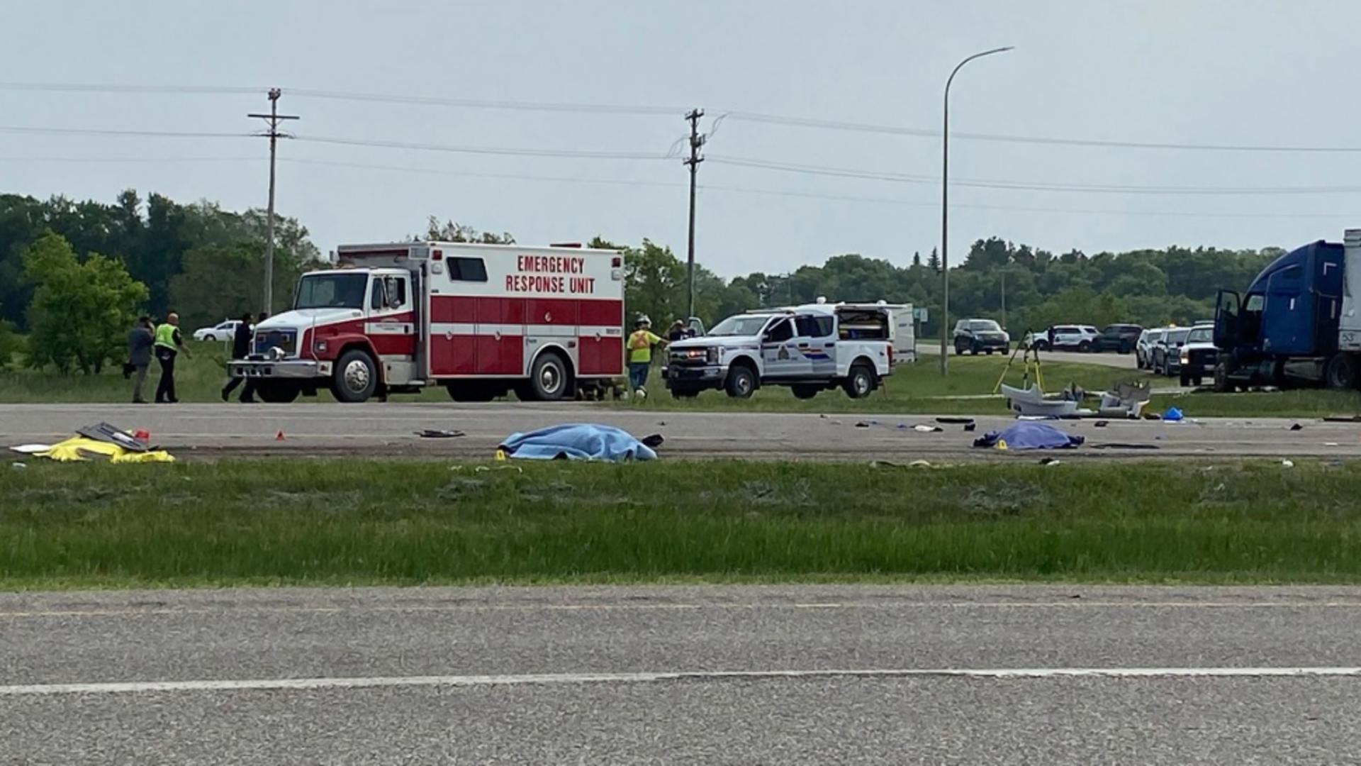 Catastrofă rutieră în Canada. Cel puțin 15 oameni au murit, după ce un TIR a lovit un autobuz – GALERIE