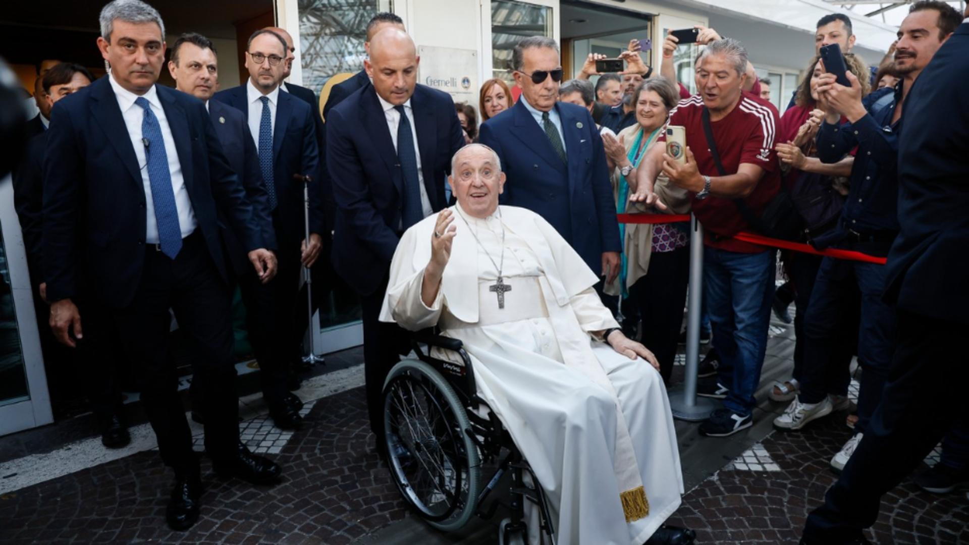 Papa Francisc a părăsit spitalul din Roma într-un scaun cu rotile. Cum se simte Suvernaul