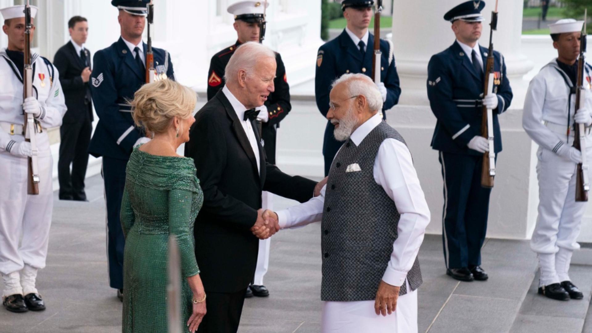 Joe Biden, serie de gafe MONUMENTALE. În loc să-și ia de mână soția, l-a luat pe premierul indian – VIDEO