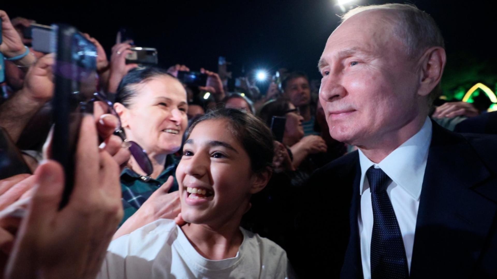 Vladimir Putin, prima apariție după revolta Wagner: Baie de mulțime în cea mai săracă zonă – Îi îmbrățișează pe contestatarii războiului din Ucraina