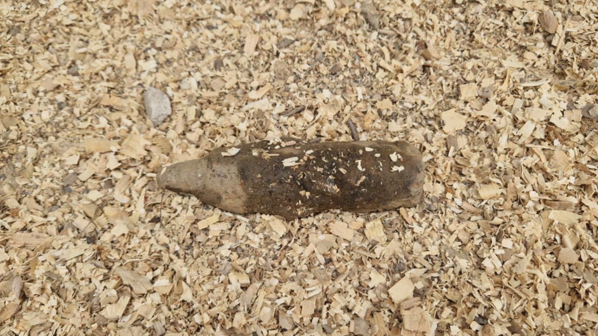 Proiectil exploziv, găsit pe un islaz din Giurgiu. Foto/ISU Harghita