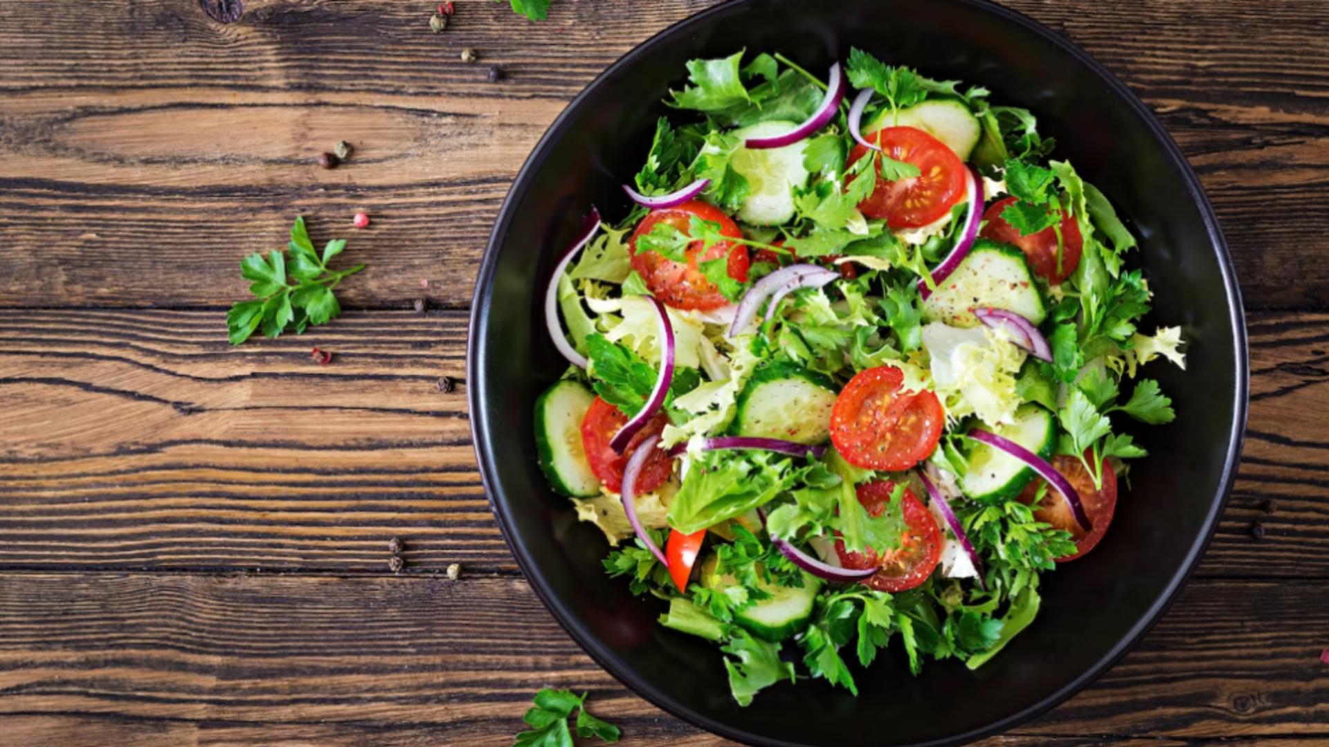 Ce ar trebui să conțină o salată cu adevărat sănătoasă și echilibrată – Cum combinam ingredientele