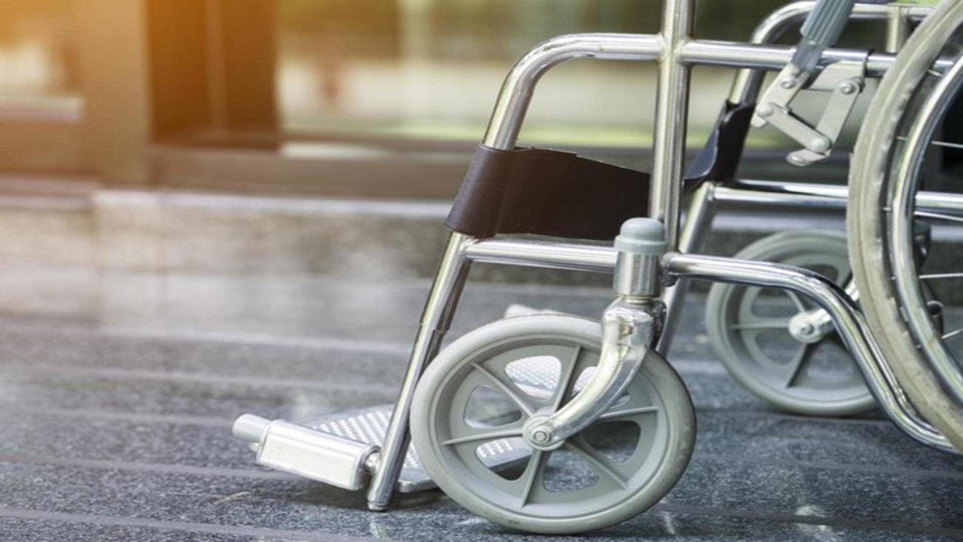 Femeie imobilizată în scaun cu rotile, moartă după ce s-ar fi aruncat intenționat în fața mașinii