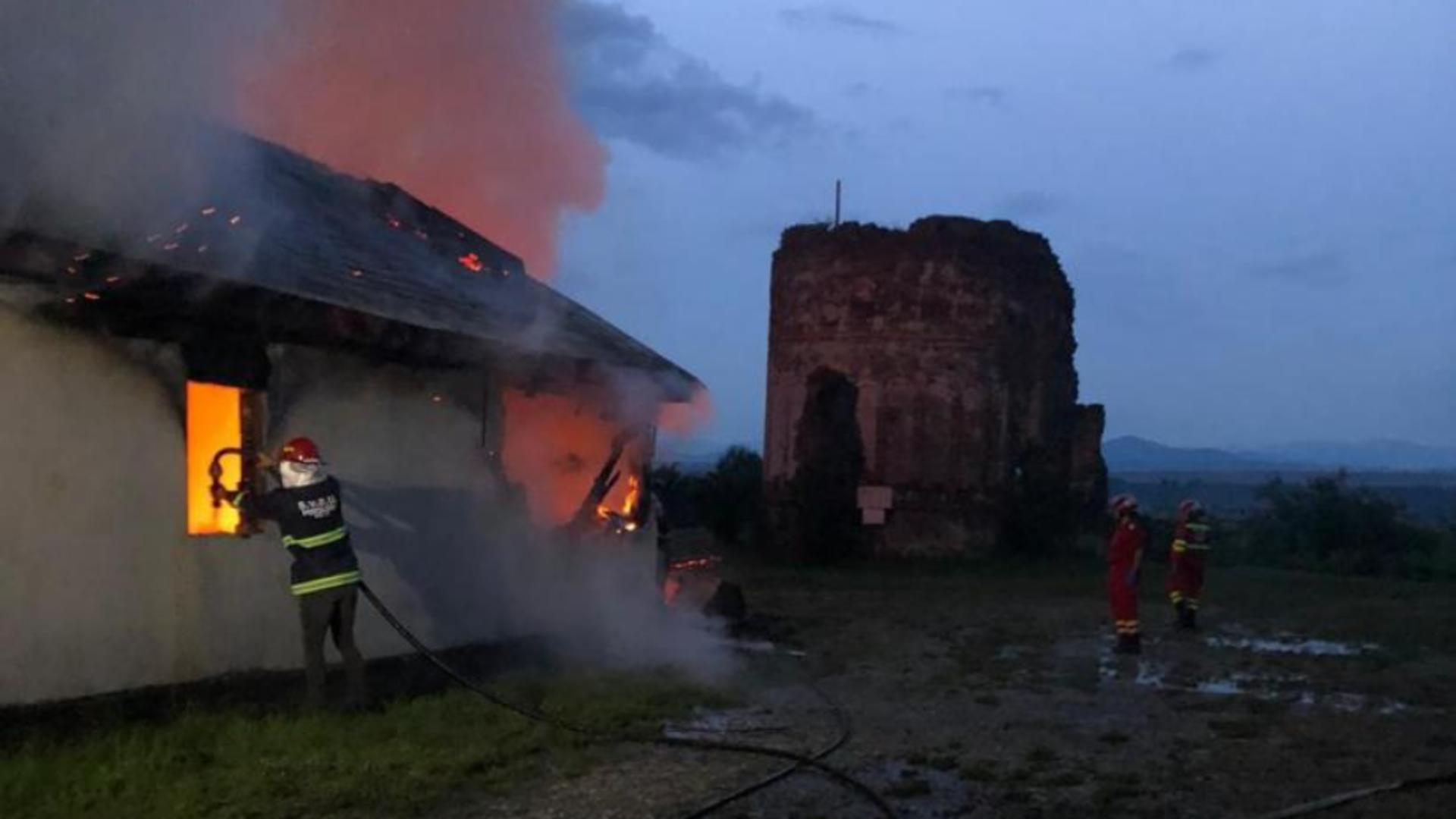 Mănăstire din județul Neamț în flăcări, după ce a fost lovită de trăsnet