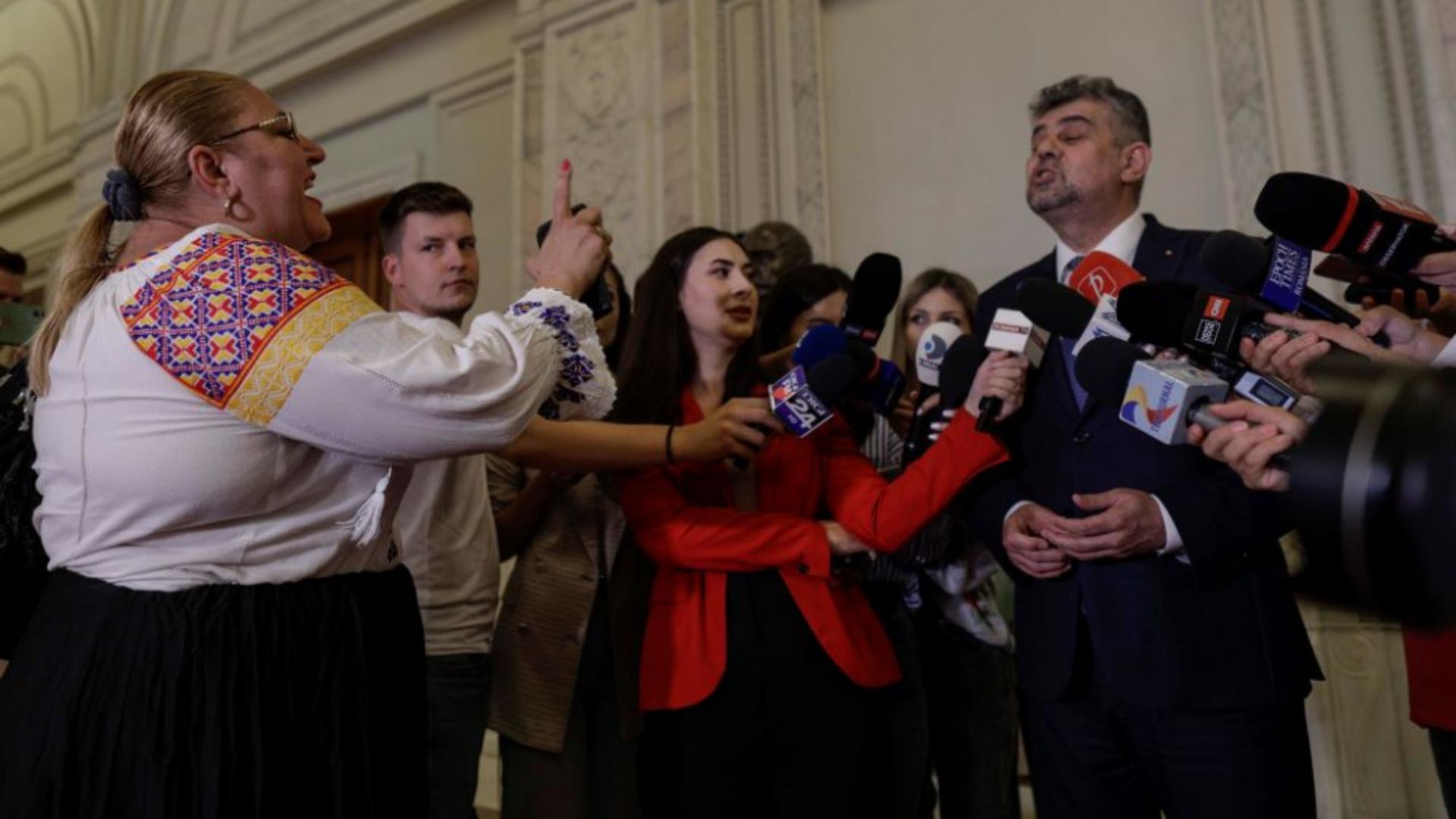 Șoșoacă și Ciolacu - duel verbal pe holurile Parlamentului. Foto/I quam Photos/Octav Ganea