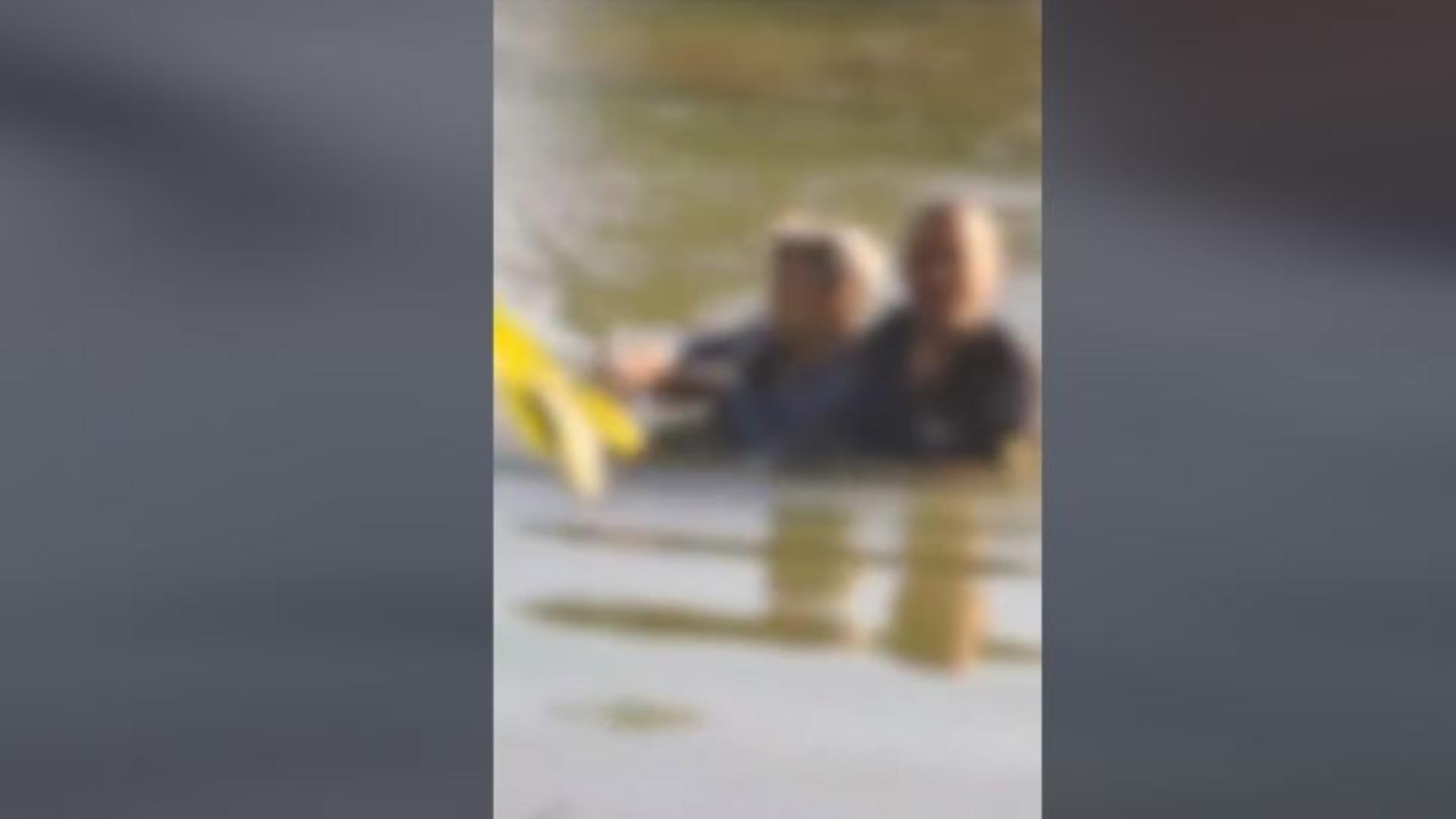 O femeie de 87 de ani a încercat să se sinucidă în râul Argeș – Doi polițiști au salvat-o în ultima clipă
