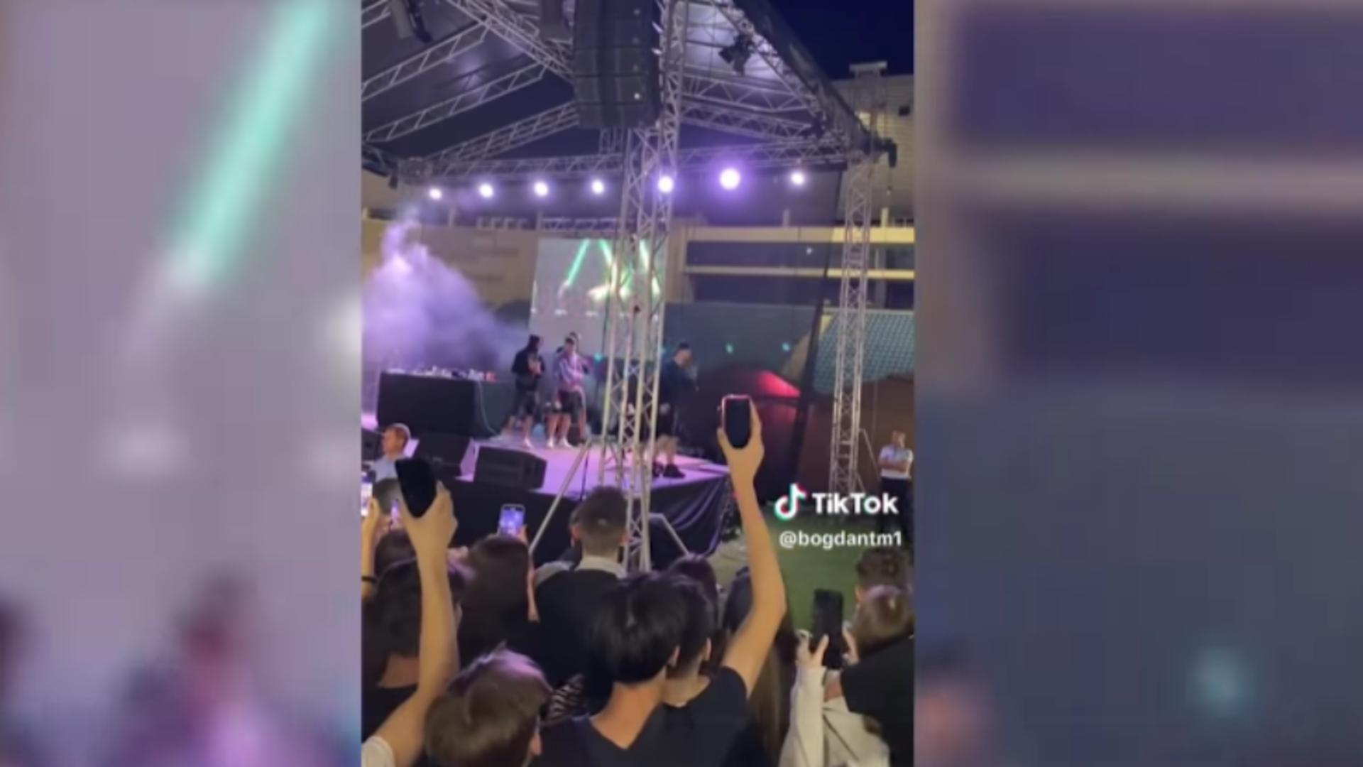 Spectatori înjurați și blestemați de artiștii de pe scenă. Spectacol din Târgu Jiu, transformat într-un festival de obscenități. VIDEO
