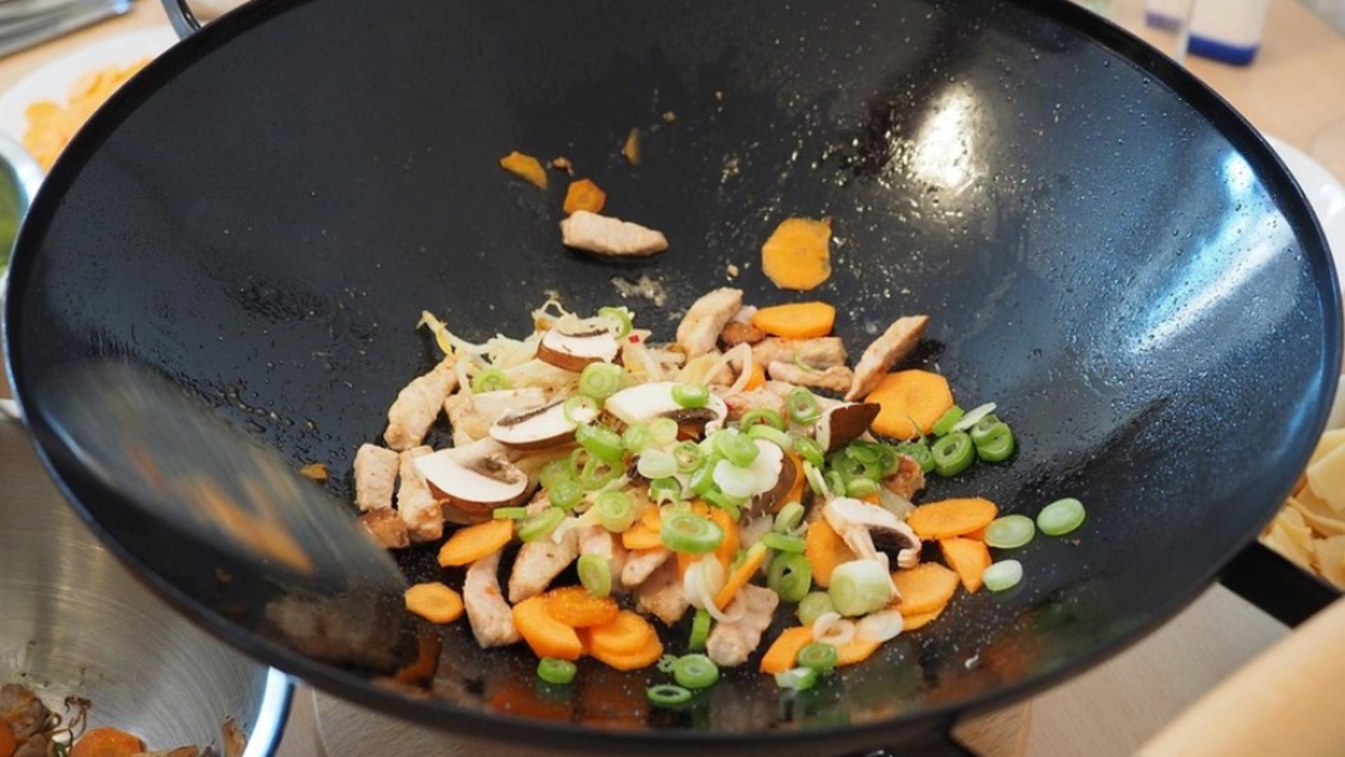 Cât de sănătoase sunt, de fapt, mâncărurile gătite în tigaia wok?