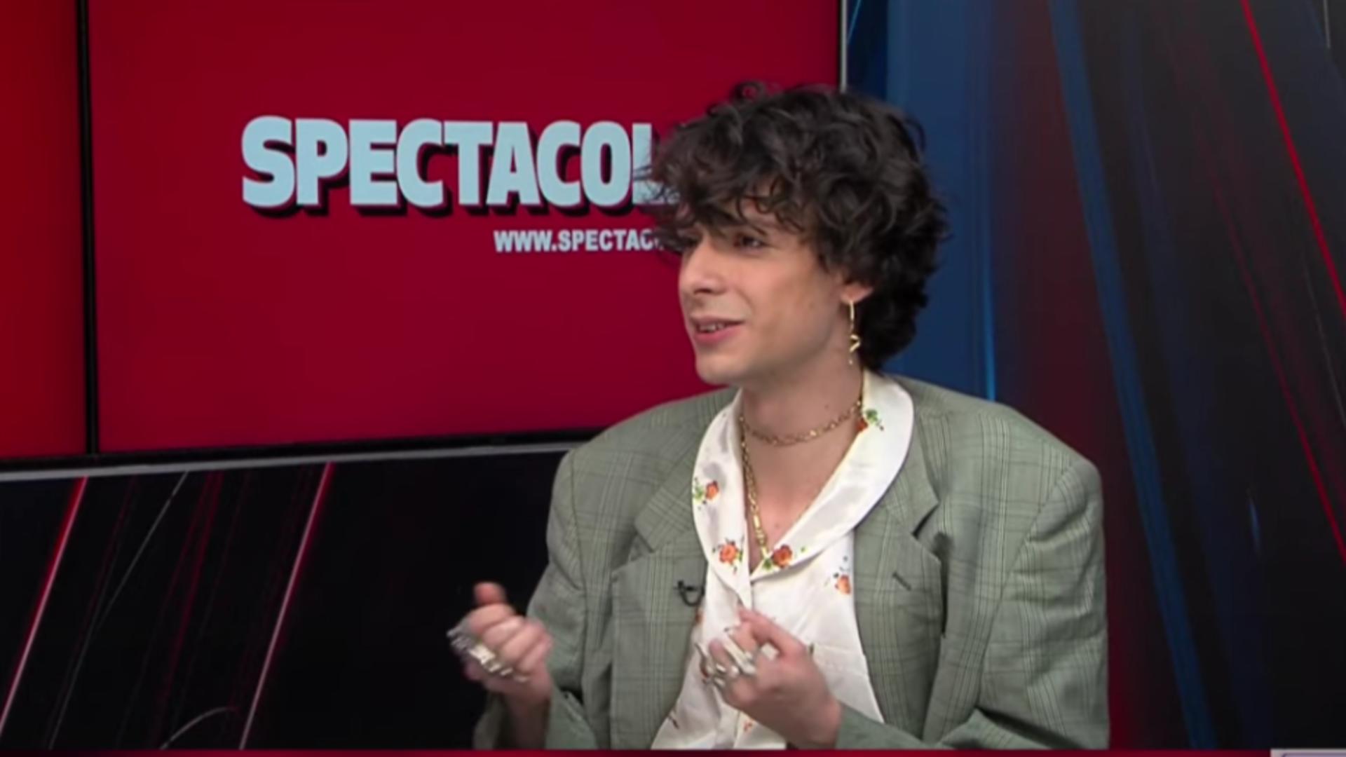 Țopescu Junior a apărut îmbrăcat în femeie în cadrul unei emisiuni. Video cu prezentatorul purtând cercei, lanțuri asortate și o cămașă cu model floral