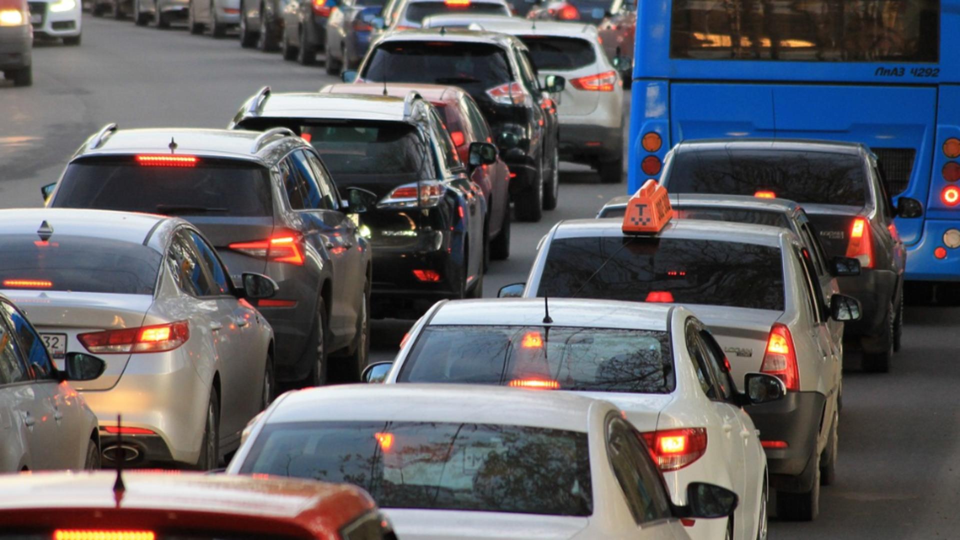 Noua  lege care îi bulversează pe șoferi: Orașe cu zone cu acces restricționat sau taxe pentru mașinile poluante