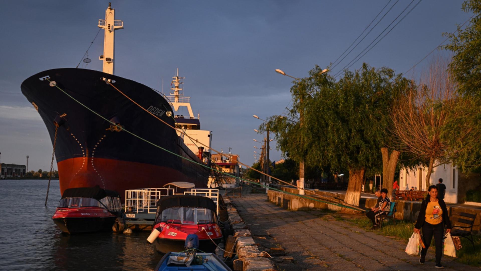 Vase de mare tonaj, ancorate pe malurile Dunării. Foto/Profimedia