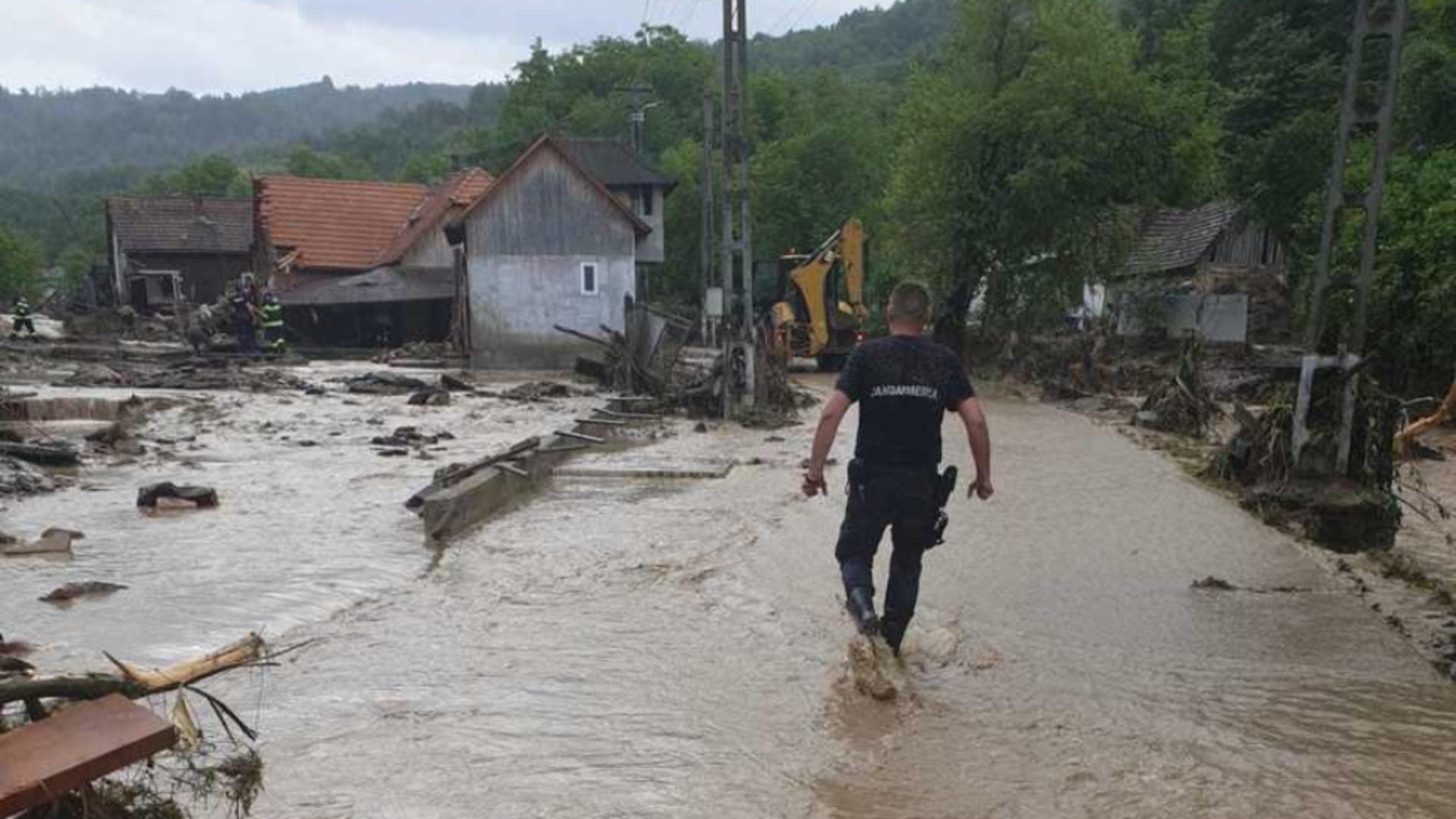 Bilanțul unui dezastru în Arad – Vremea a făcut prăpăd: O persoană a murit, cinci locuințe distruse total, 50 afectate grav de viituri
