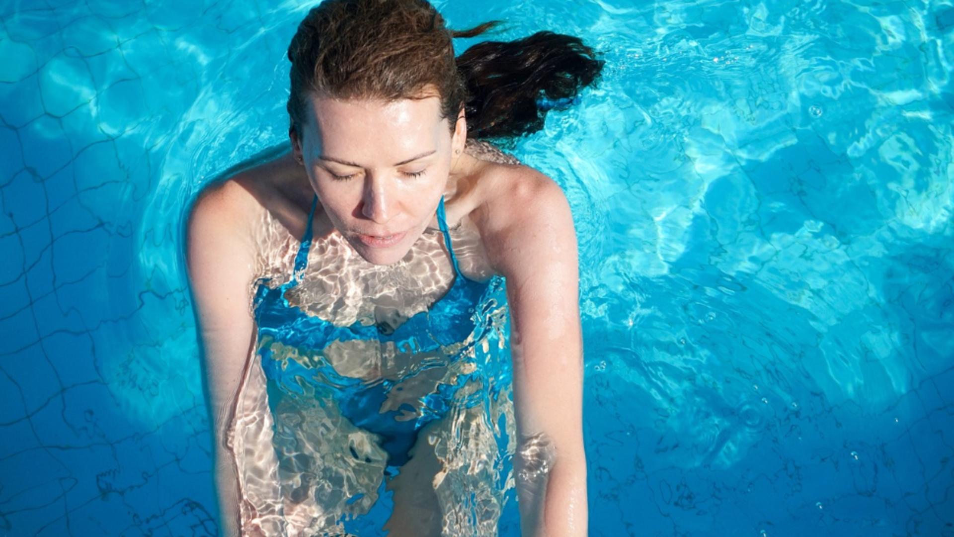 Pericolul ascuns din piscine: Fugi din apă dacă simți acest miros
