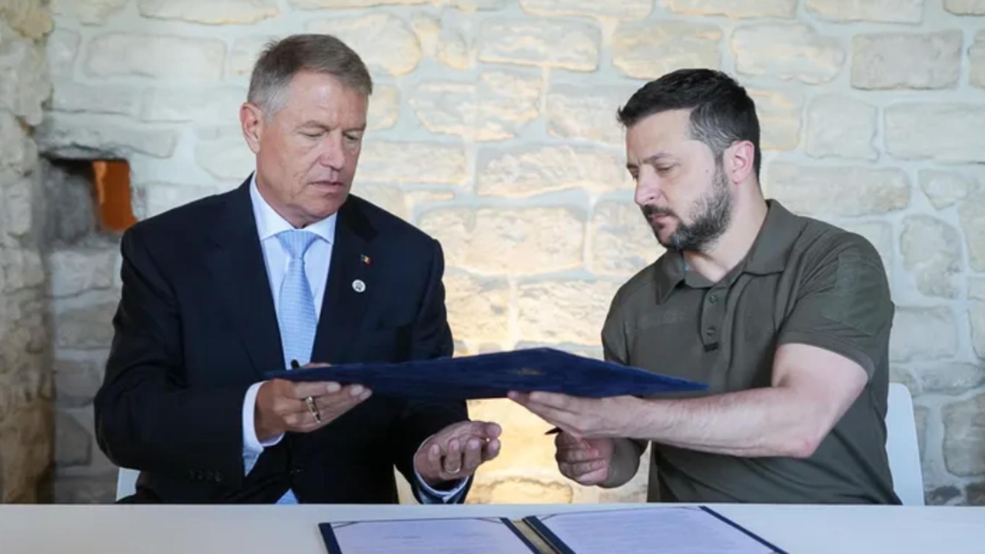 Zelenski şi Iohannis au semnat documentul privind aderarea Ucrainei la NATO 