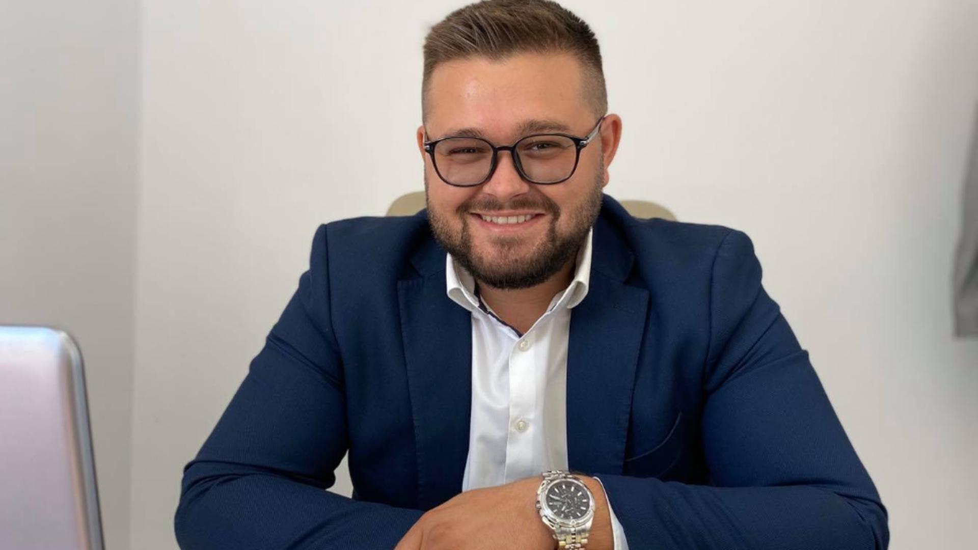 Cum a reușit un tânăr bugetar-șef să-și cumpere o Tesla, cu 50.000 de euro din banii românilor - Alexandru Susai