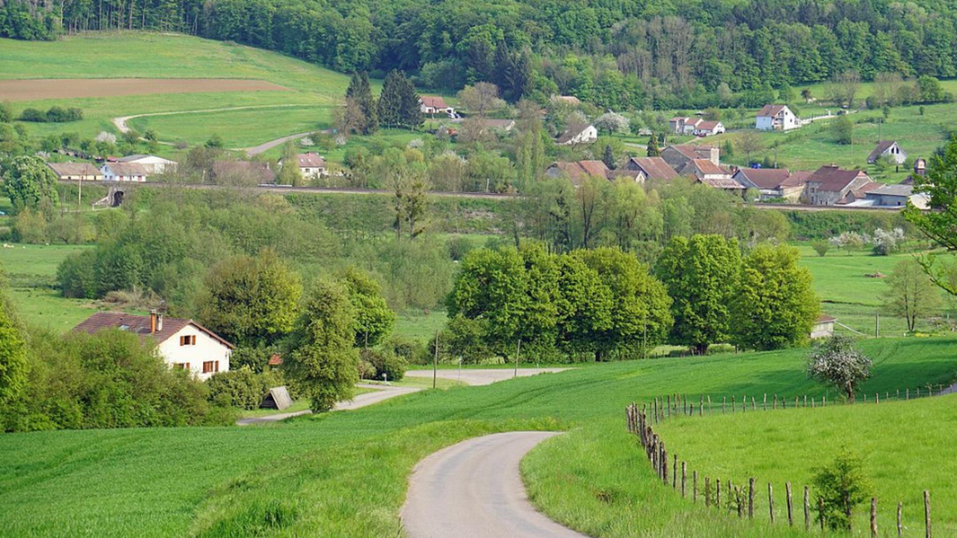 Un sat din Franța scoate la vânzare opt terenuri cu un euro pe metru pătrat