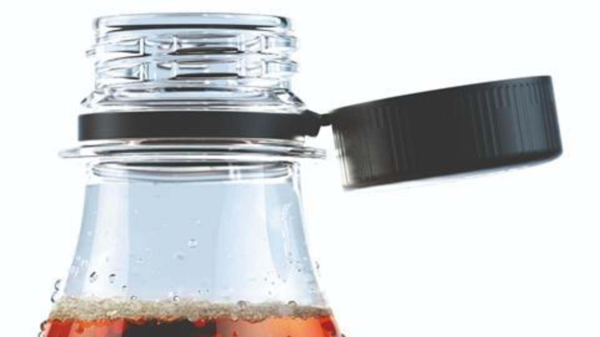 De ce a fost schimbat capacul la sticlele cu băuturi răcoritoare – Cât de enervant este pentru consumatori