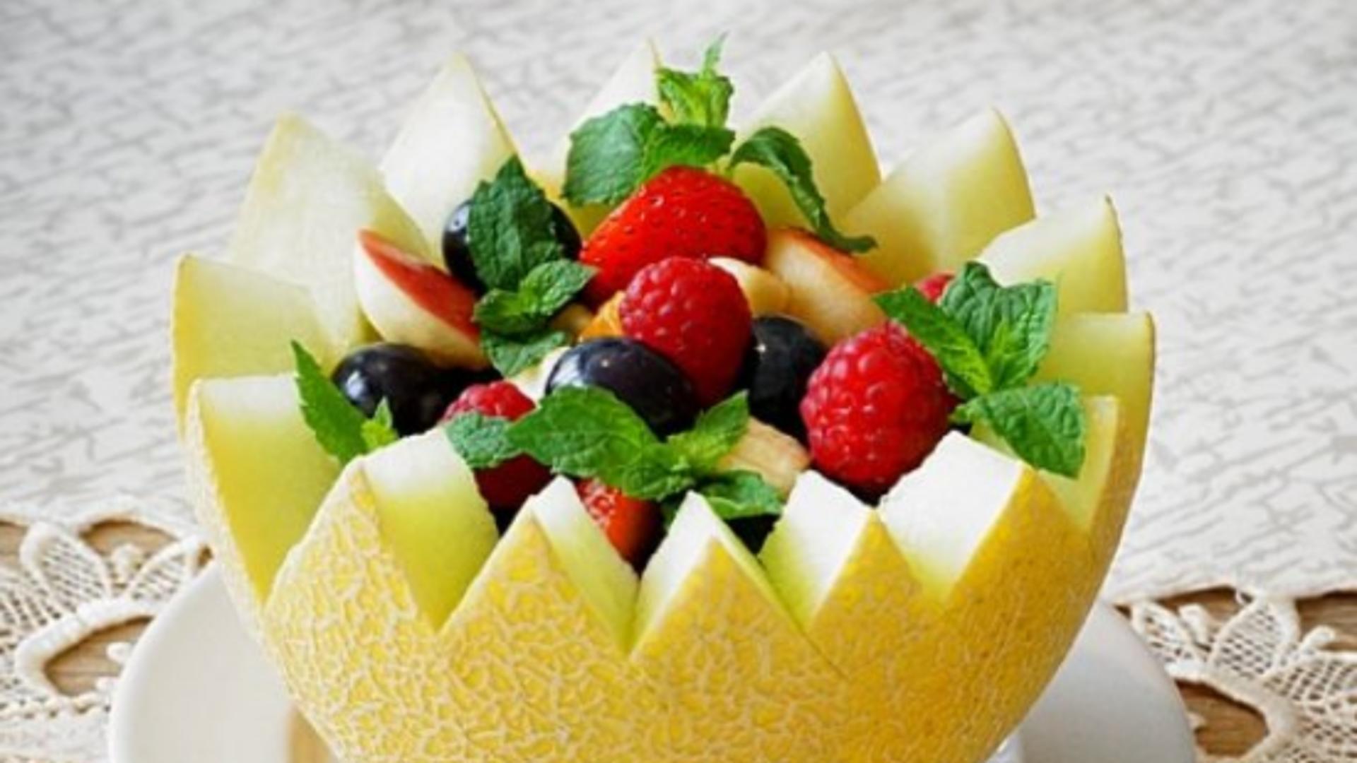 Salata de fructe în pepene galben, ideală pentru zilele de vară