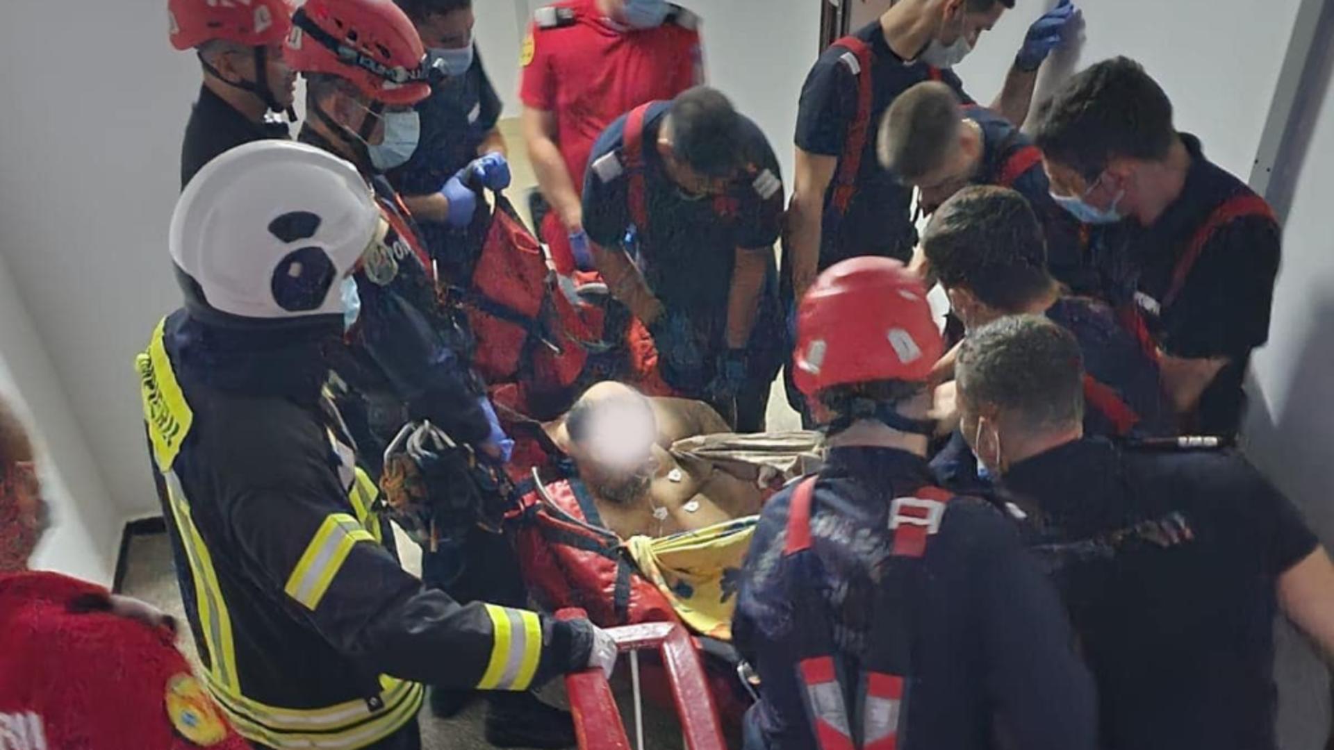 Cum a fost salvat un bărbat de 400 de kilograme, care suferise un AVC. Mobilizare impresionantă de forțe, în Capitală – FOTO