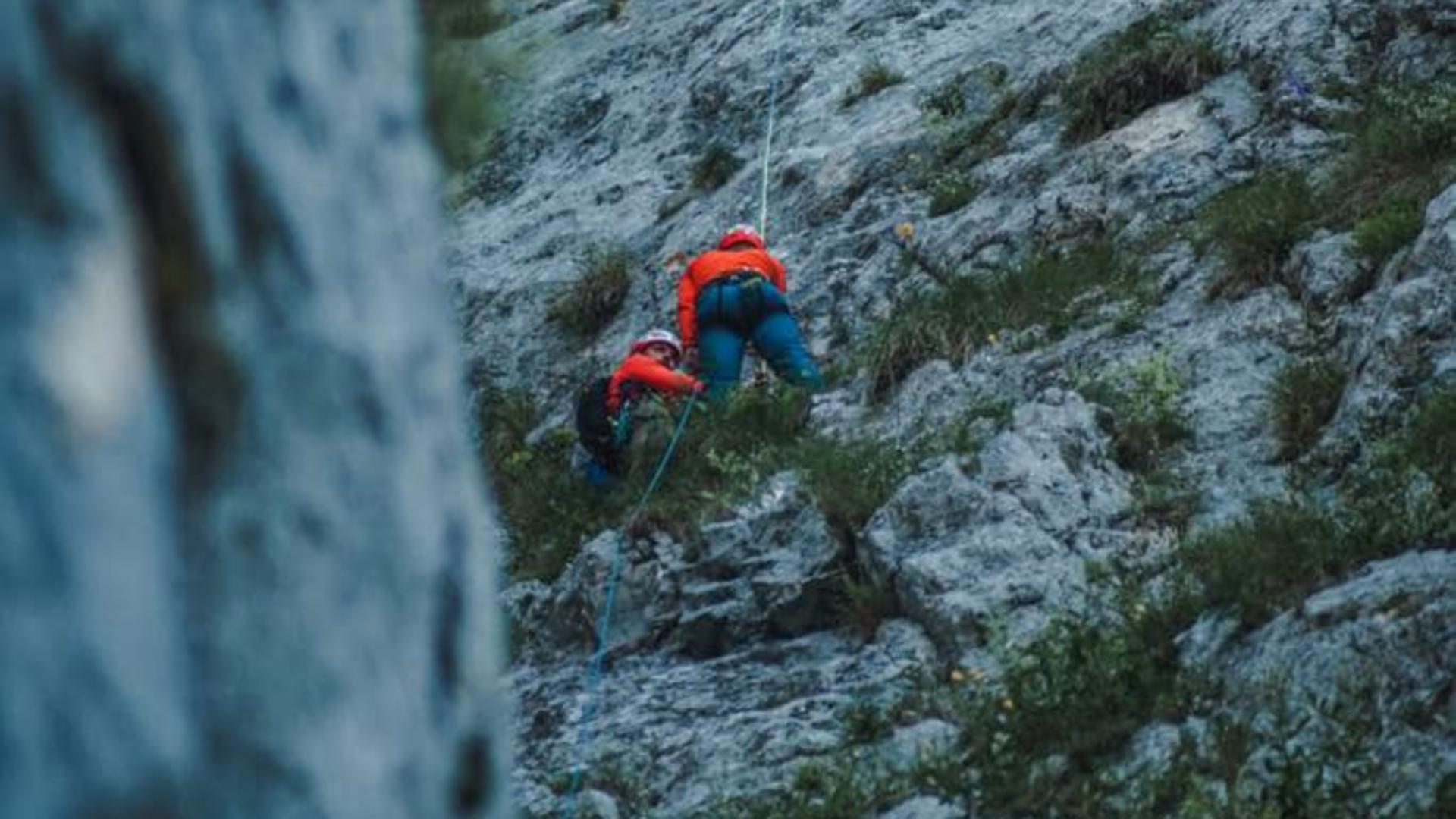 Intervenție extremă pentru recuperarea a 2 alpinişti suspendați pe o stâncă, în Masivul Postăvaru. Cum i-au găsit salvamontiștii