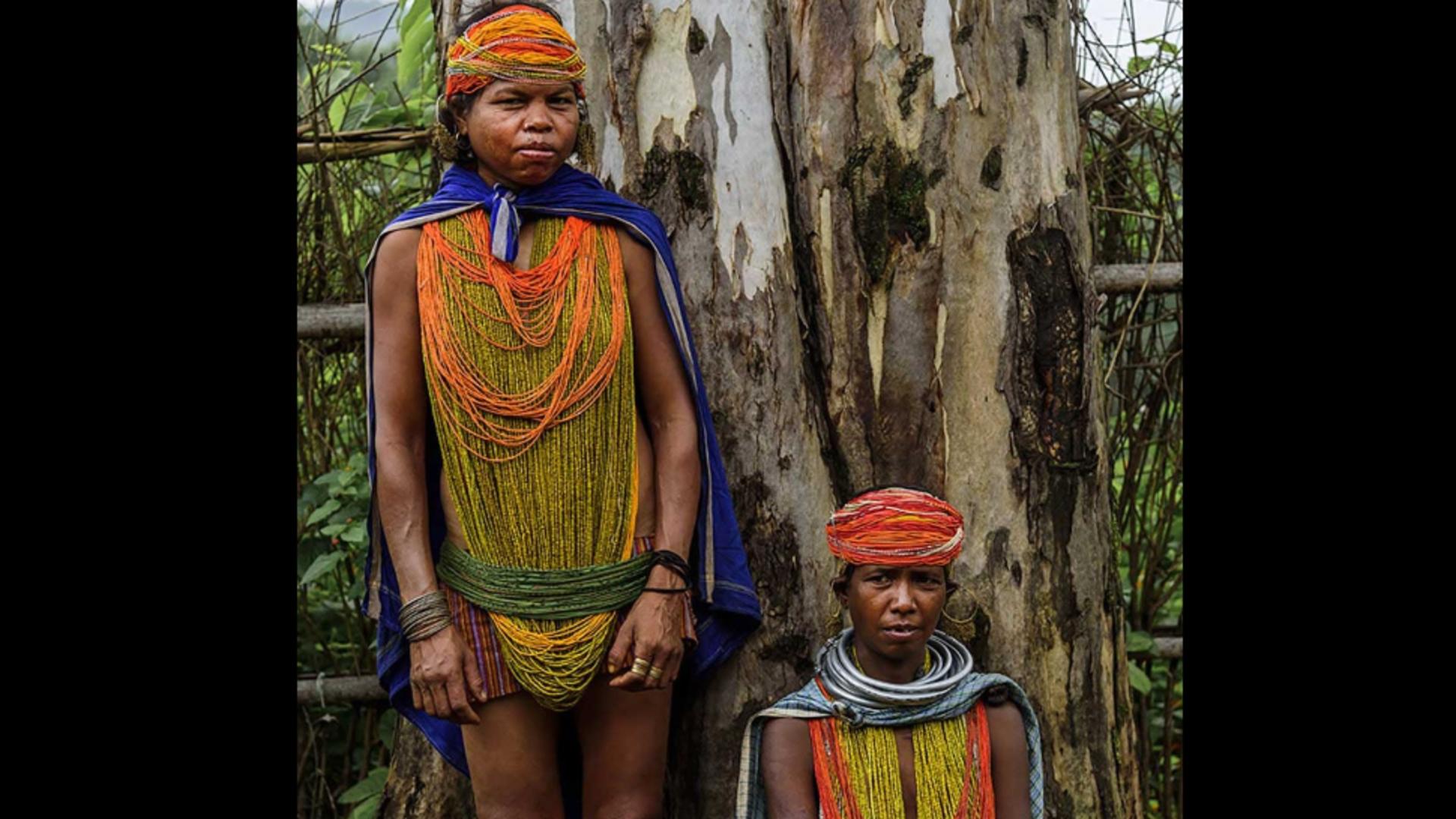 În tribul Bonda, femeile își îngrijesc soțul minor, pentru ca la bătrânețe să beneficieze de sprijinul lui