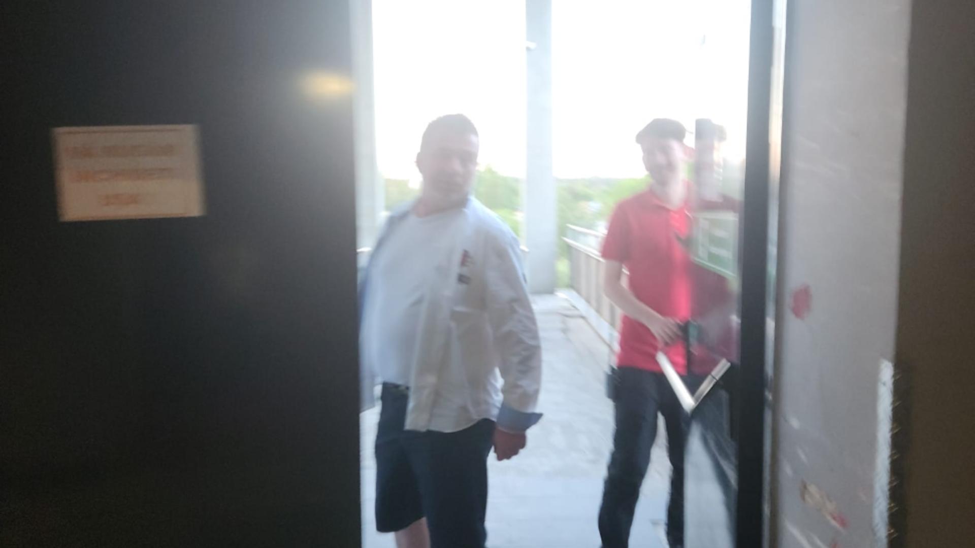 Șeful CFR Călători, Traian Preoteasa, și patronul concurenței, Călin Mitică, fugind în mall Foto: Club Feroviar