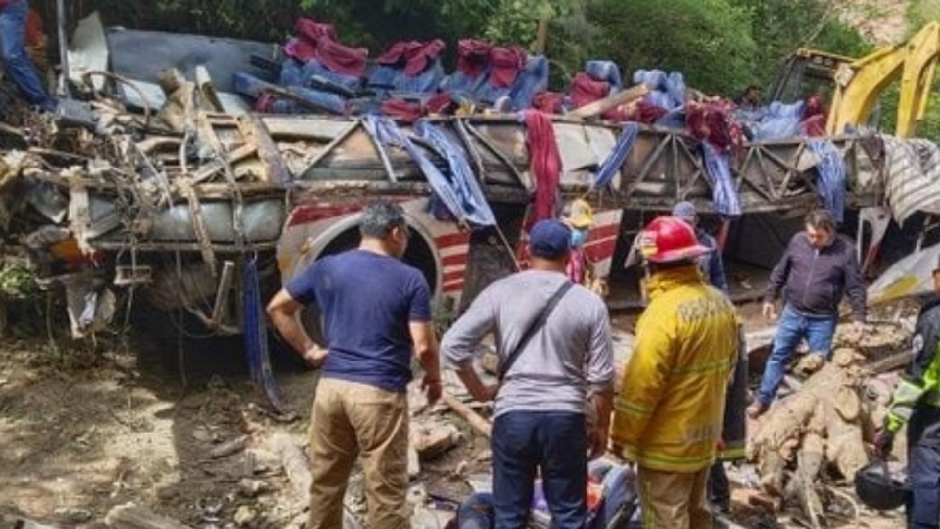 Tragedie în Mexic după un accident teribil - Un autobuz s-a prăbușit într-o râpă: 27 de oameni, inclusiv un copil, au murit pe loc