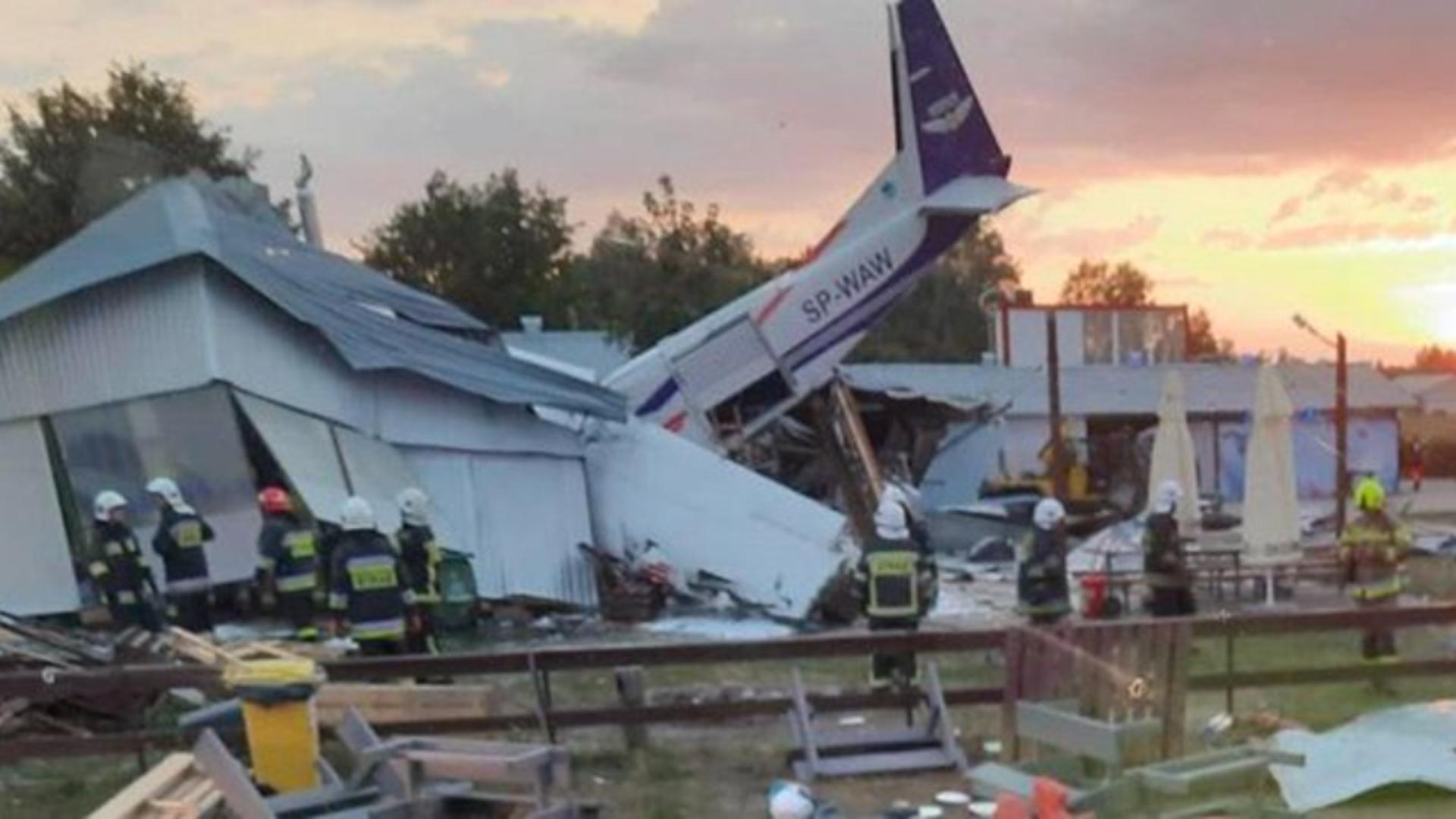 Tragedie în Polonia: Un avion de mici dimensiuni s-a prăbușit pe un hangar – 5 morți și peste 7 răniți – FOTO