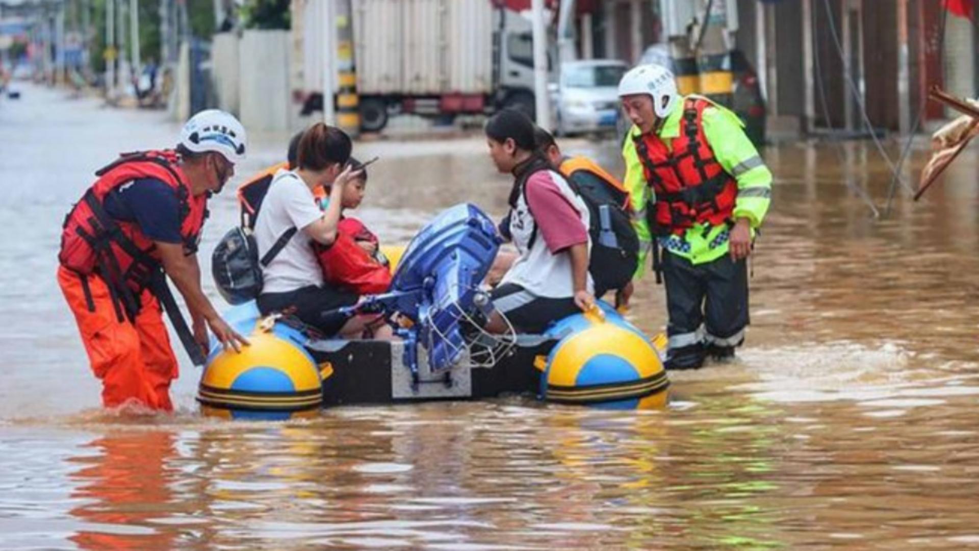 Taifunul Doksuri face ravagii în Asia - Alertă extremă în China: SUTE de victime după Cod roșu de ploi torențiale și viituri