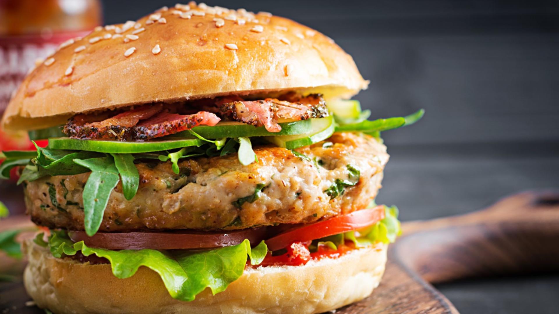 Rețeta clasică și simplă pentru hamburgerul de casă – Alternativa sănătoasă la fast food