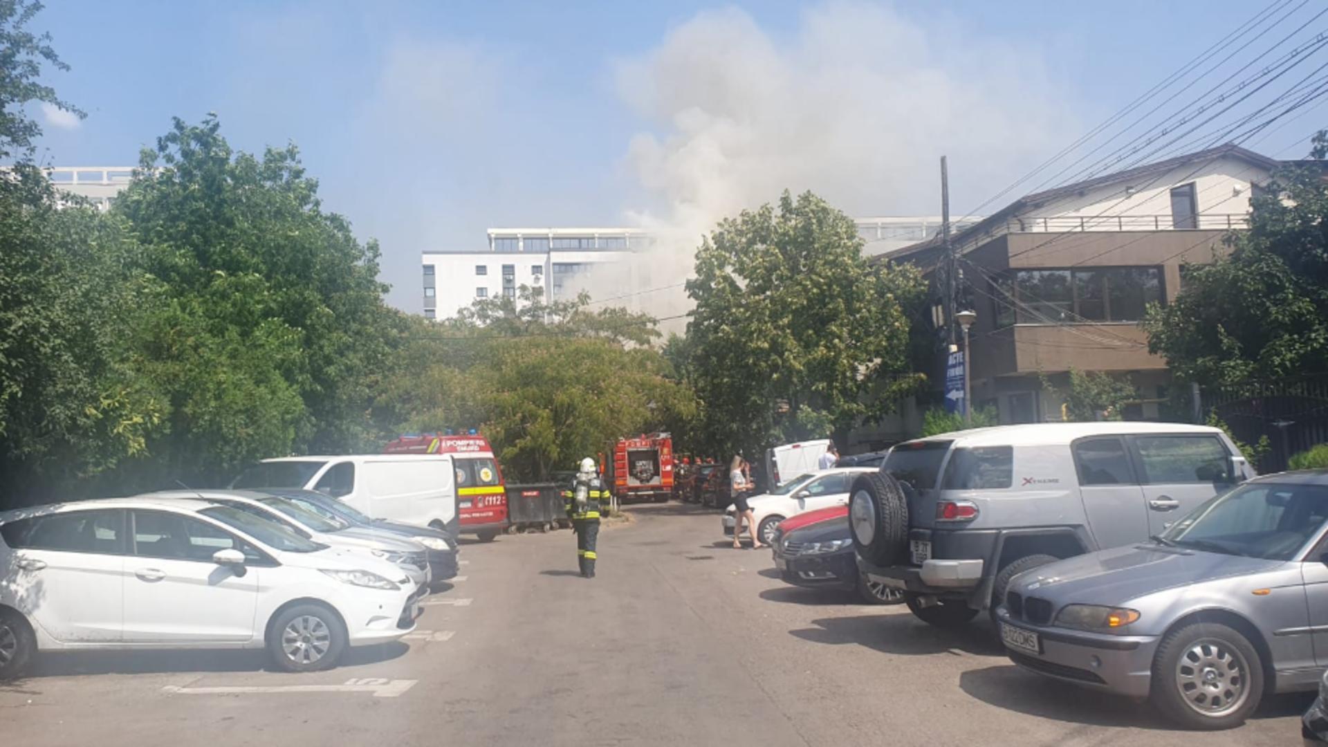 Incendiu violent, în București: trei case, cuprinse de foc în zona acoperișului – 12 autospeciale de pompieri, în acțiune: două victime