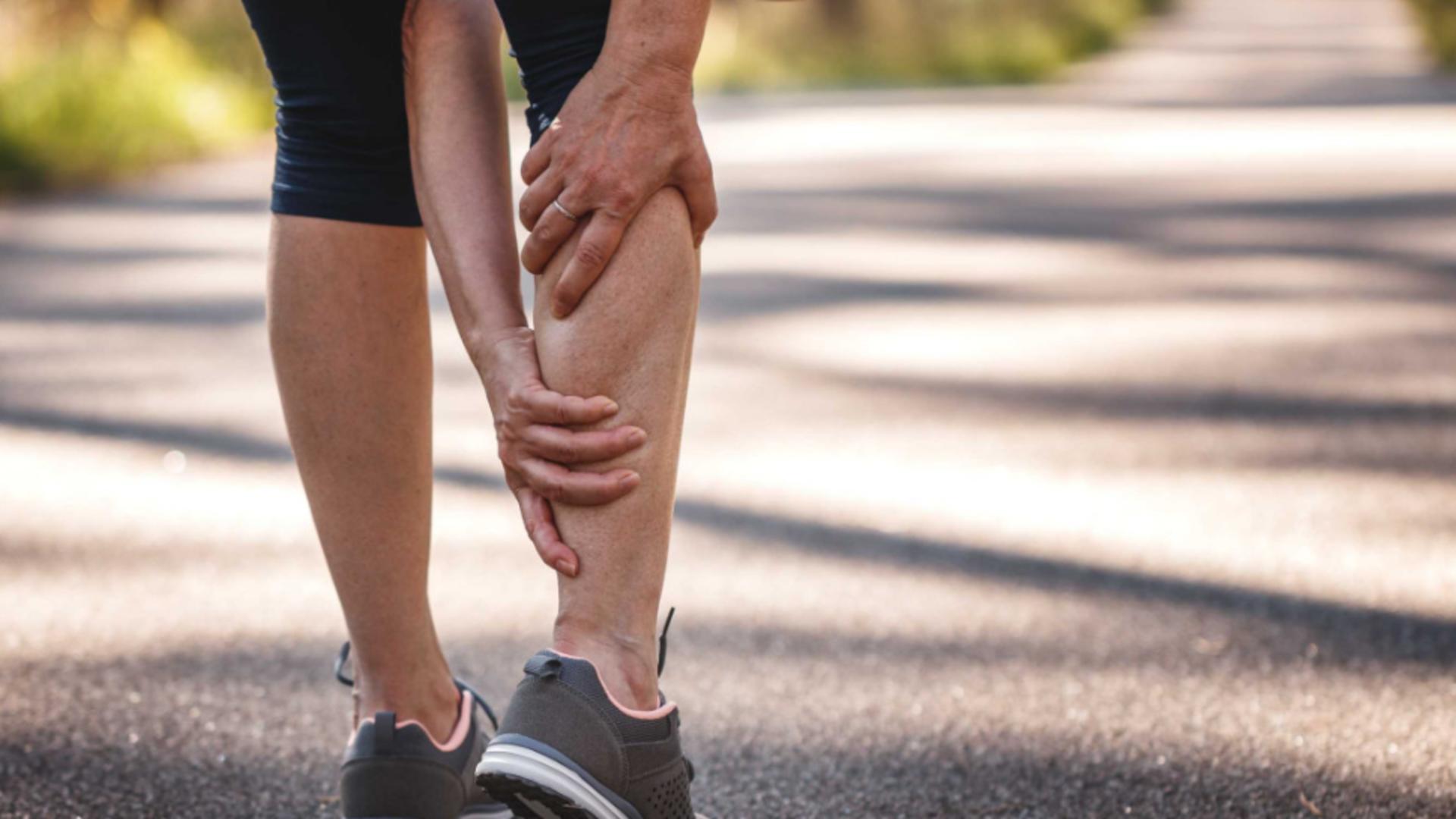 Crampele din picioare pot ascunde boli extrem de grave – Semnele ucigașului tăcut din spasmele musculare