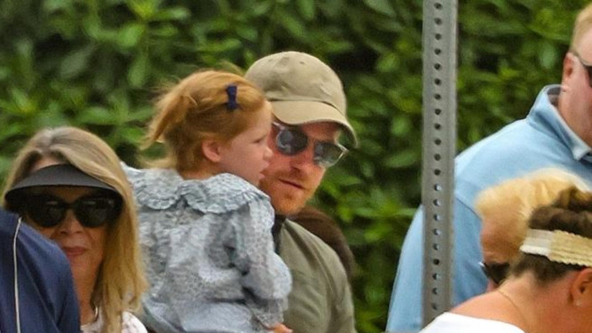 Imagini virale cu Lilibet în brațele Prințului Harry – Prima ieșire în public a nepoatei regelui Charles, în vârstă de 2 ani