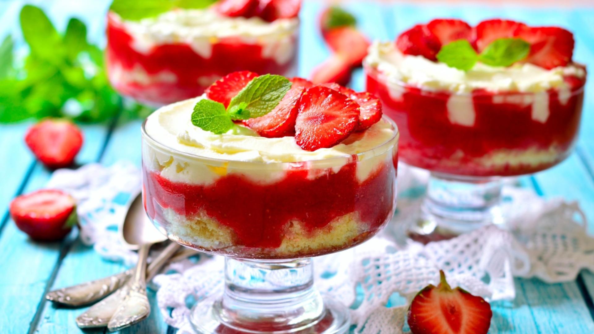 REȚETĂ: Desert la pahar, cu căpșuni - Prepară-l acasă, simplu și ușor