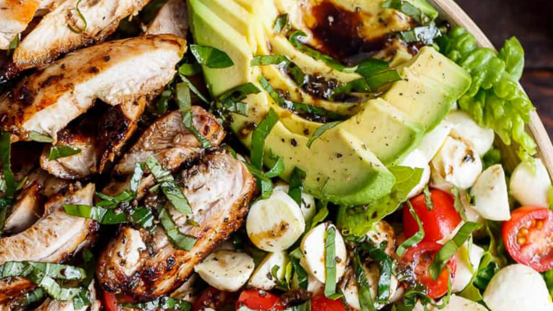 Cum să prepari, în doar 5 minute, cea mai simplă și gustoasă salată grecească