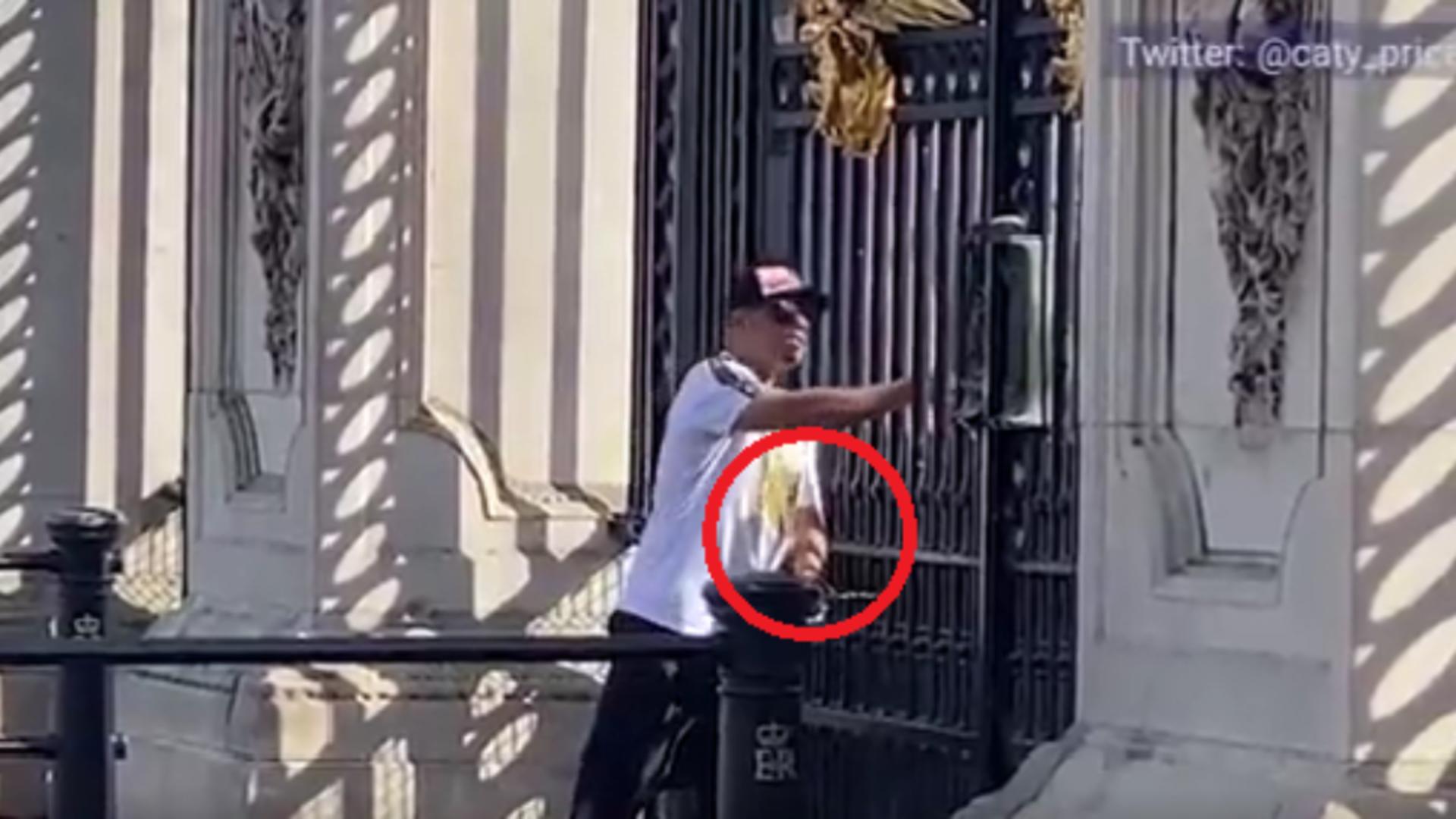 Gest extrem al unui bărbat, în fața Palatului Buckingham din Londra/ Captură video Twitter