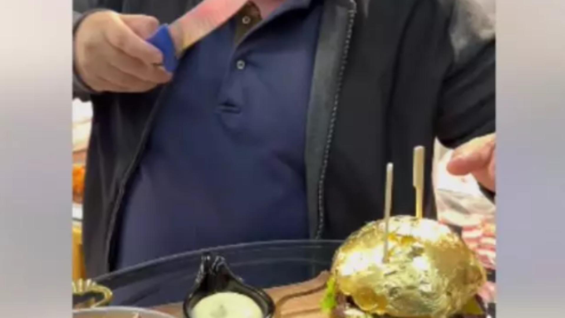 Burger cu foiță de aur/ Captură Facebook