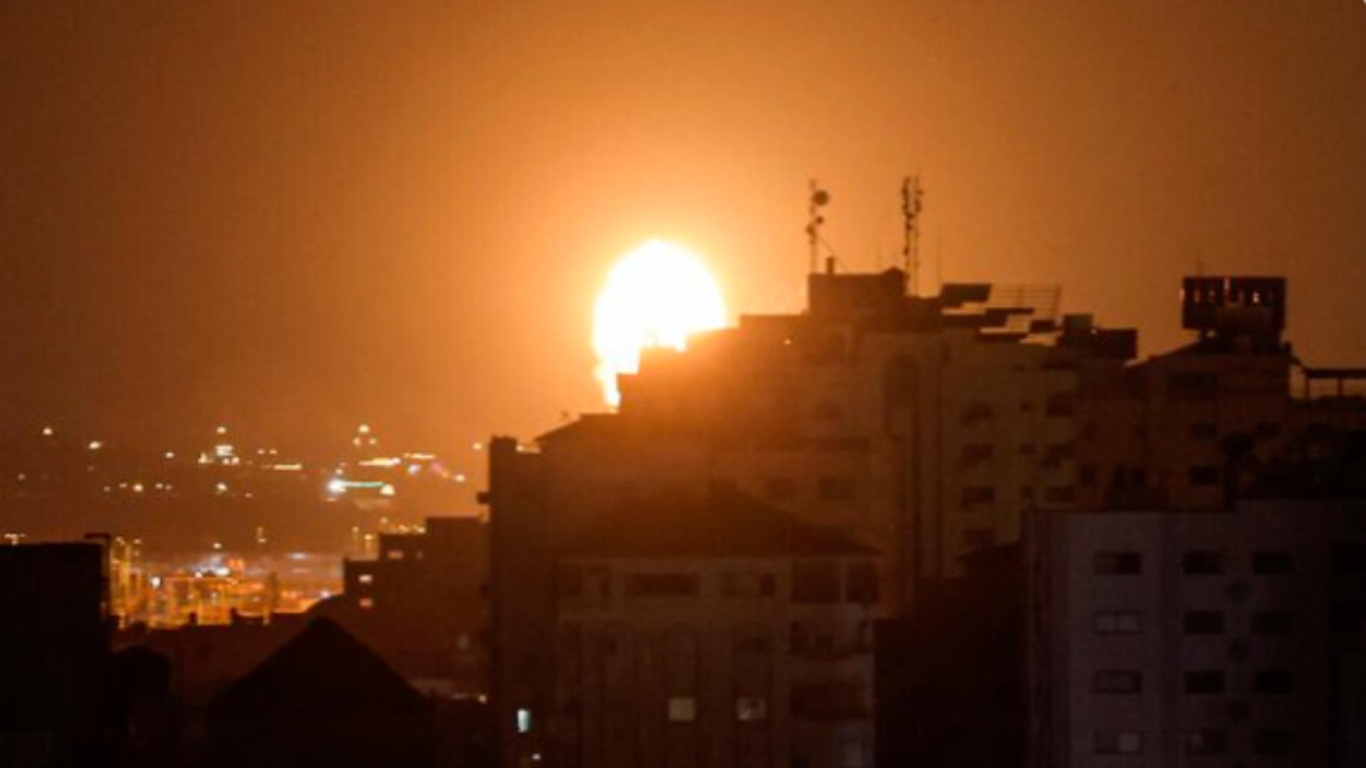 Israelul atacă Fâşia Gaza ca ripostă la atacuri cu rachete din ultimele zile. Tensiunile riscă să escaladeze